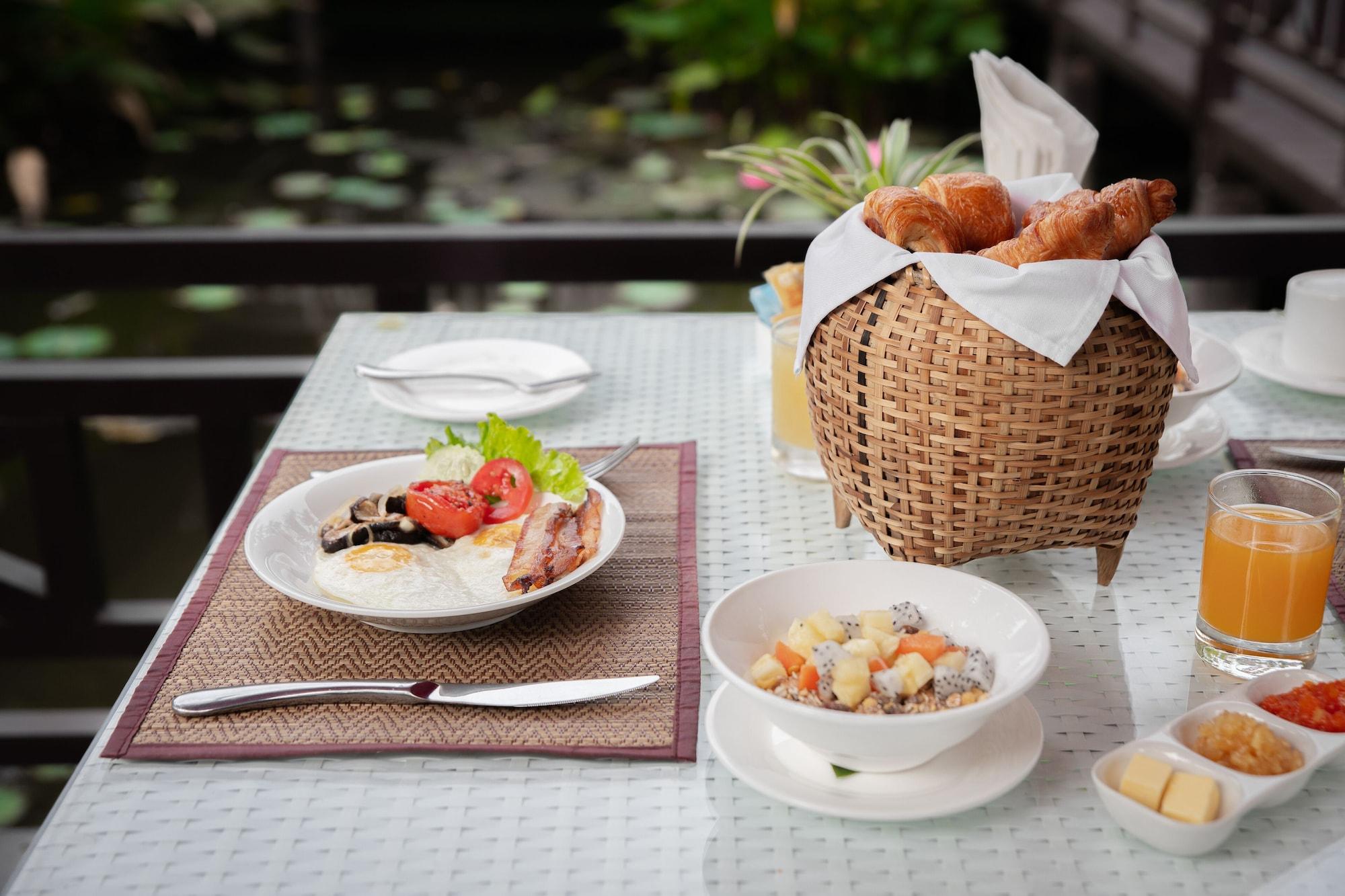 Restaurant Parasol Blanc Luang Prabang