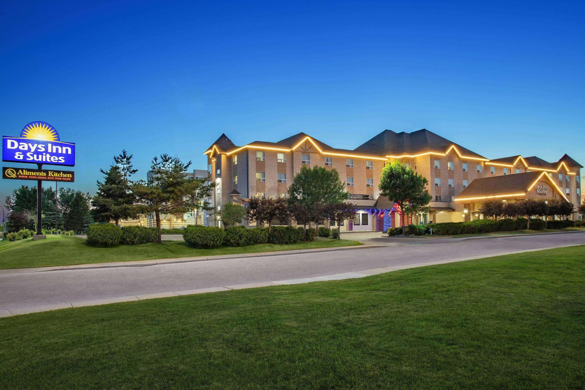Vista Exterior Days Inn & Suites by Wyndham West Edmonton