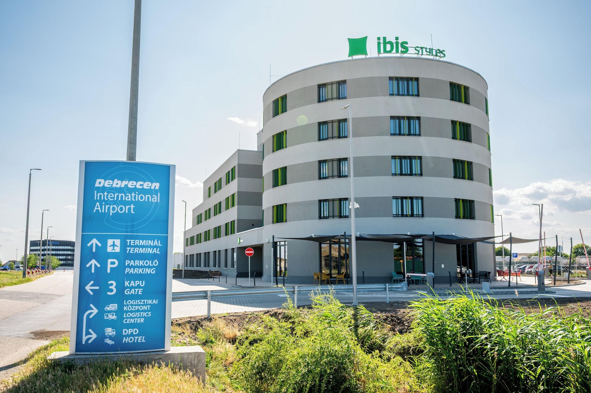 Vista Exterior Ibis Styles Debrecen Airport