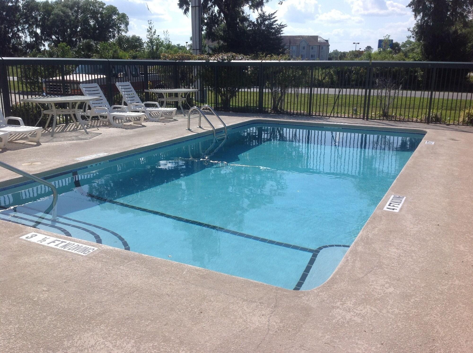 Varios Super 8 by Wyndham Brunswick South/I-95