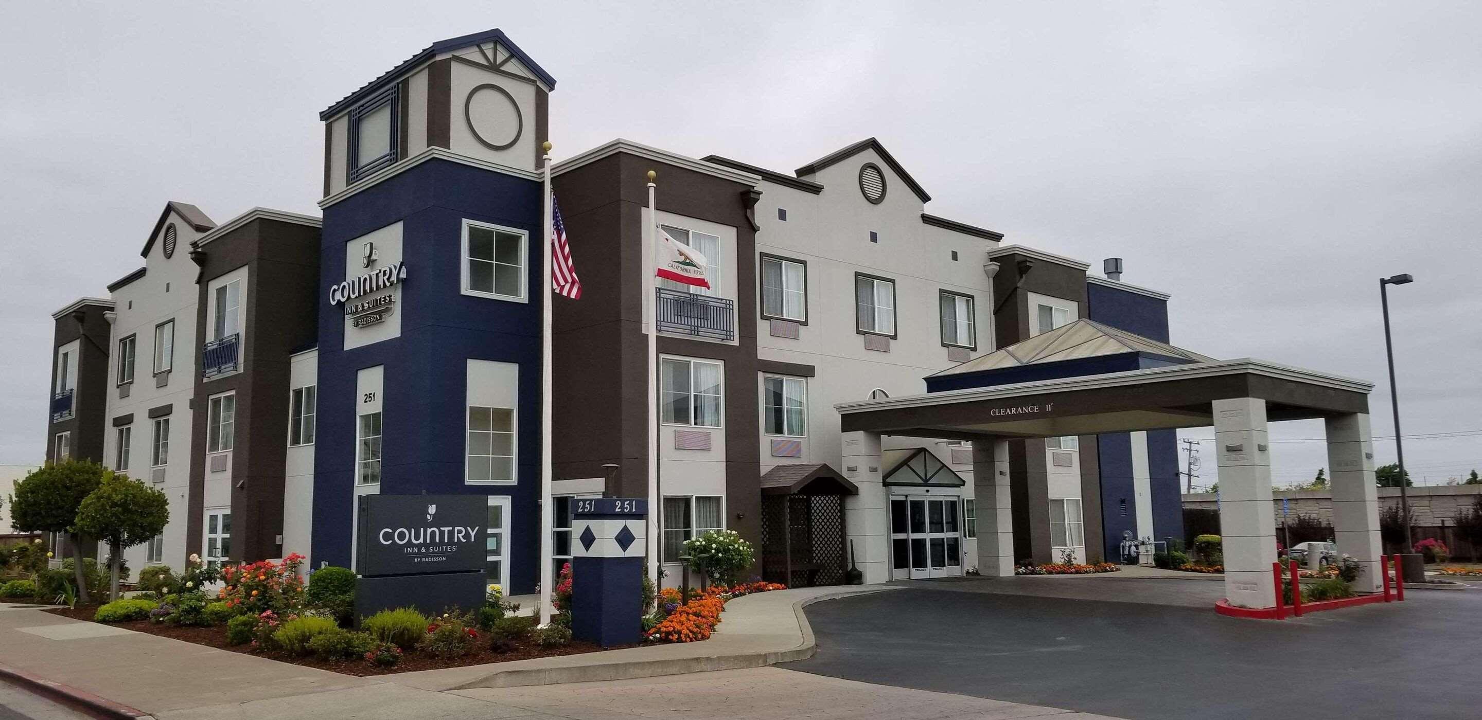 Vista Exterior Country Inn & Suites, San Carlos, CA