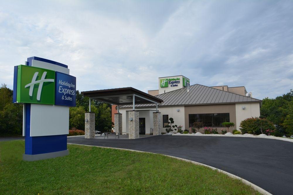 Vista Exterior Holiday Inn Express & Suites Waterville - North