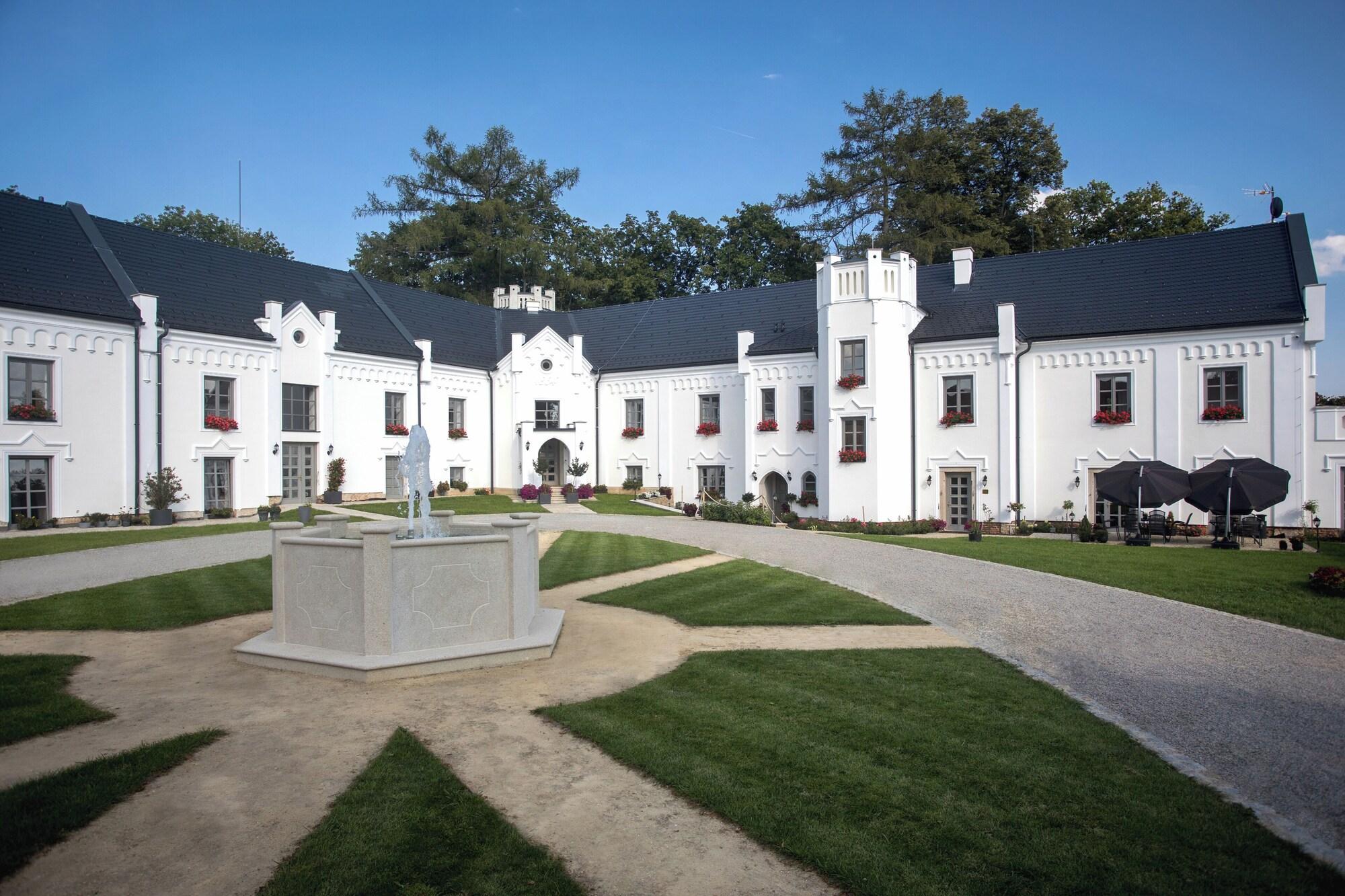 Varios Zámek Kvasetice