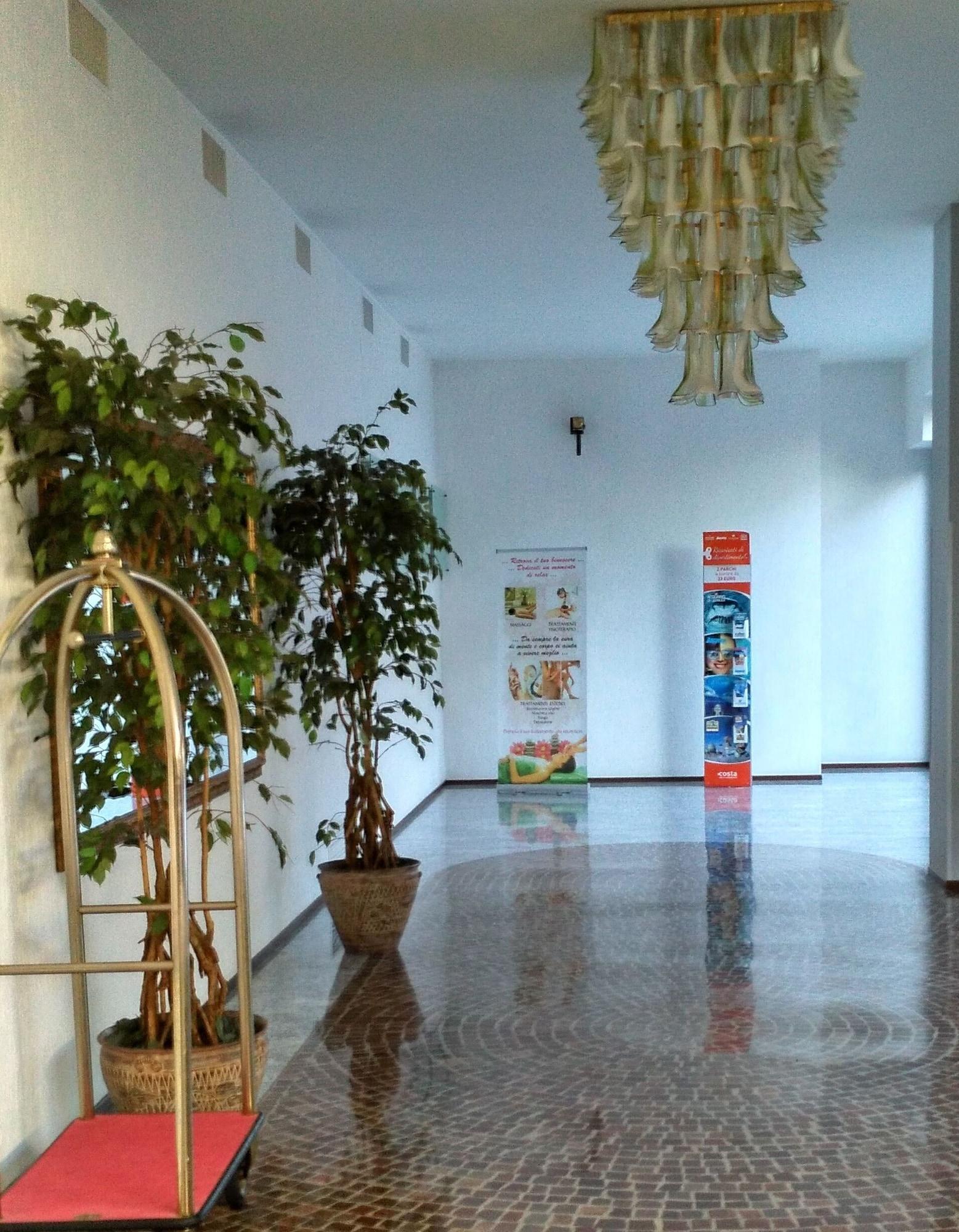 Varios Hotel Capo Est