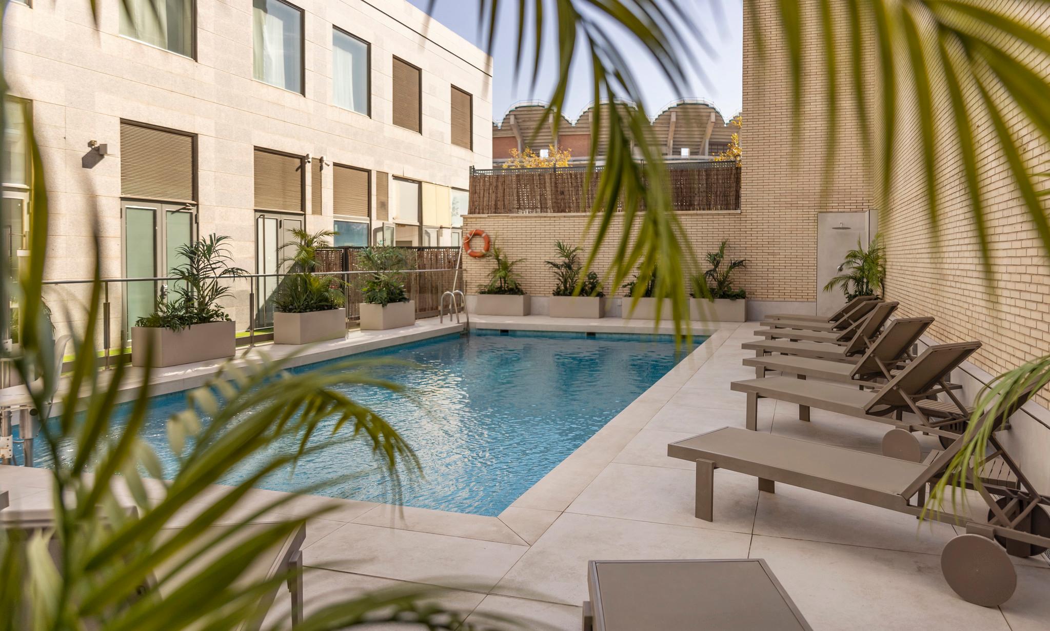 Vista Piscina Hotel ILUNION Valencia 4