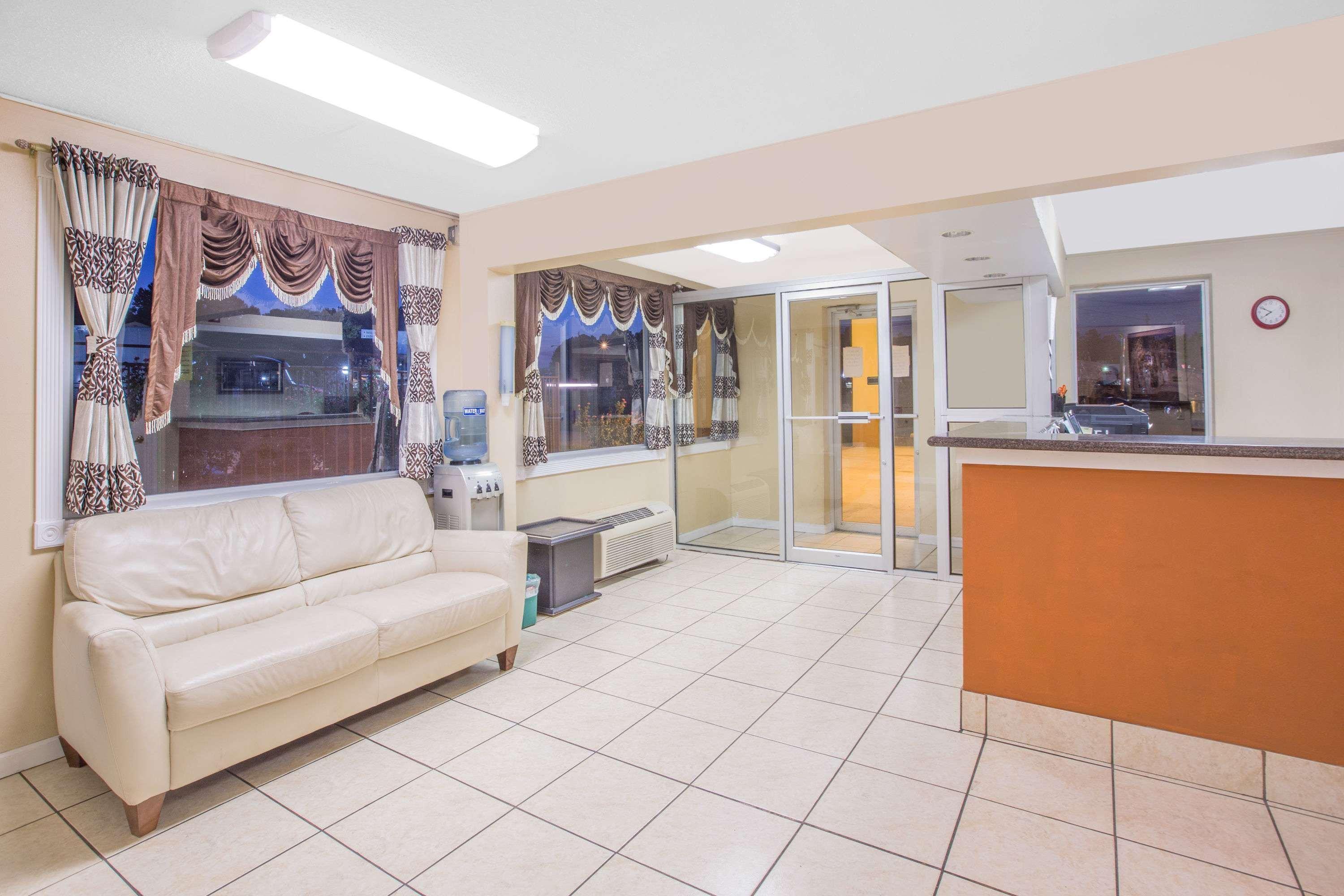 Vista Lobby Super 8 by Wyndham Jasper