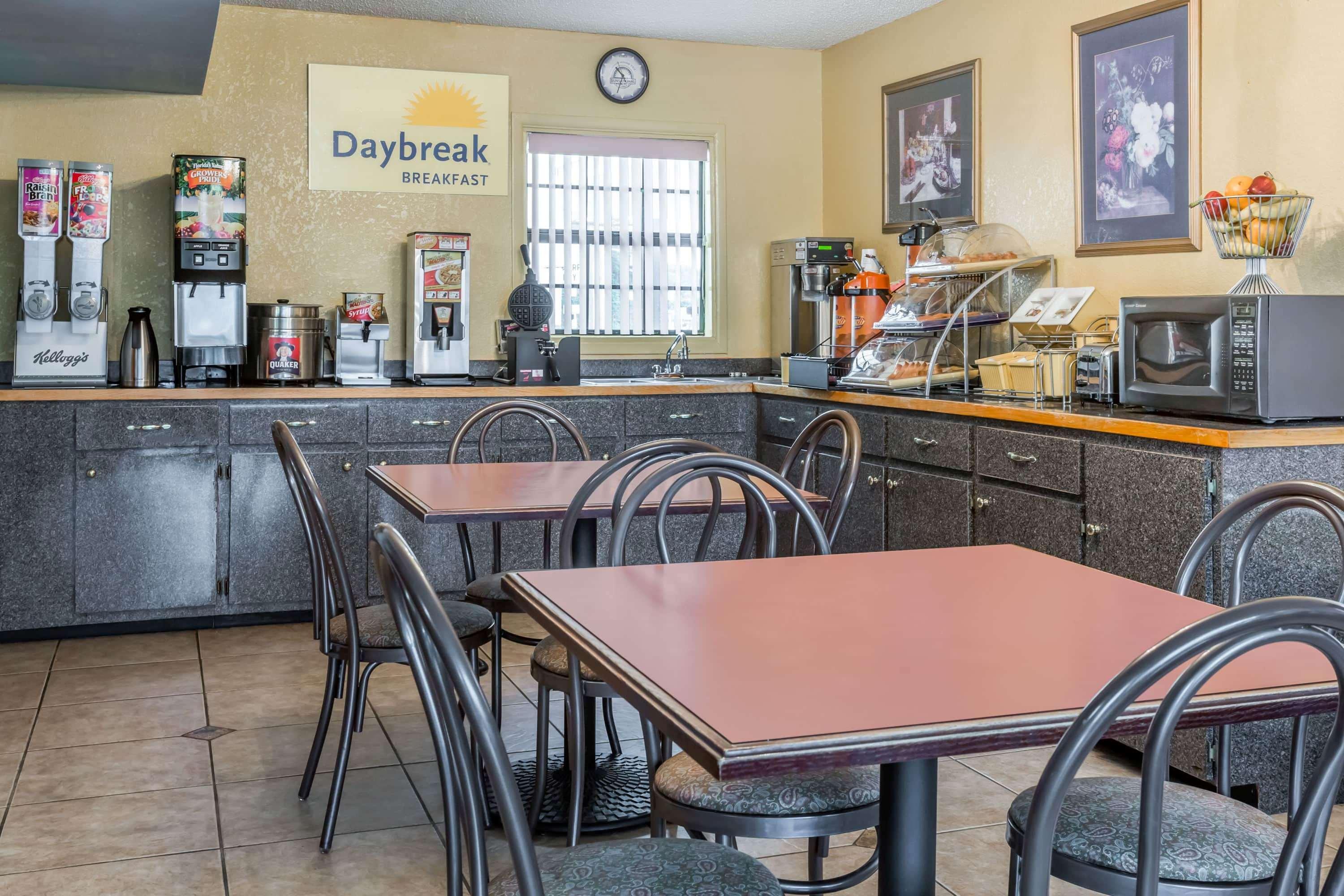 Restaurant Days Inn by Wyndham Clayton