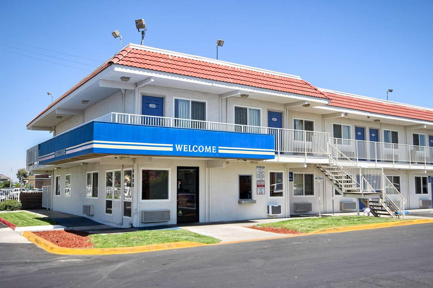 Vista Exterior Motel 6 Fresno, CA - Blackstone South