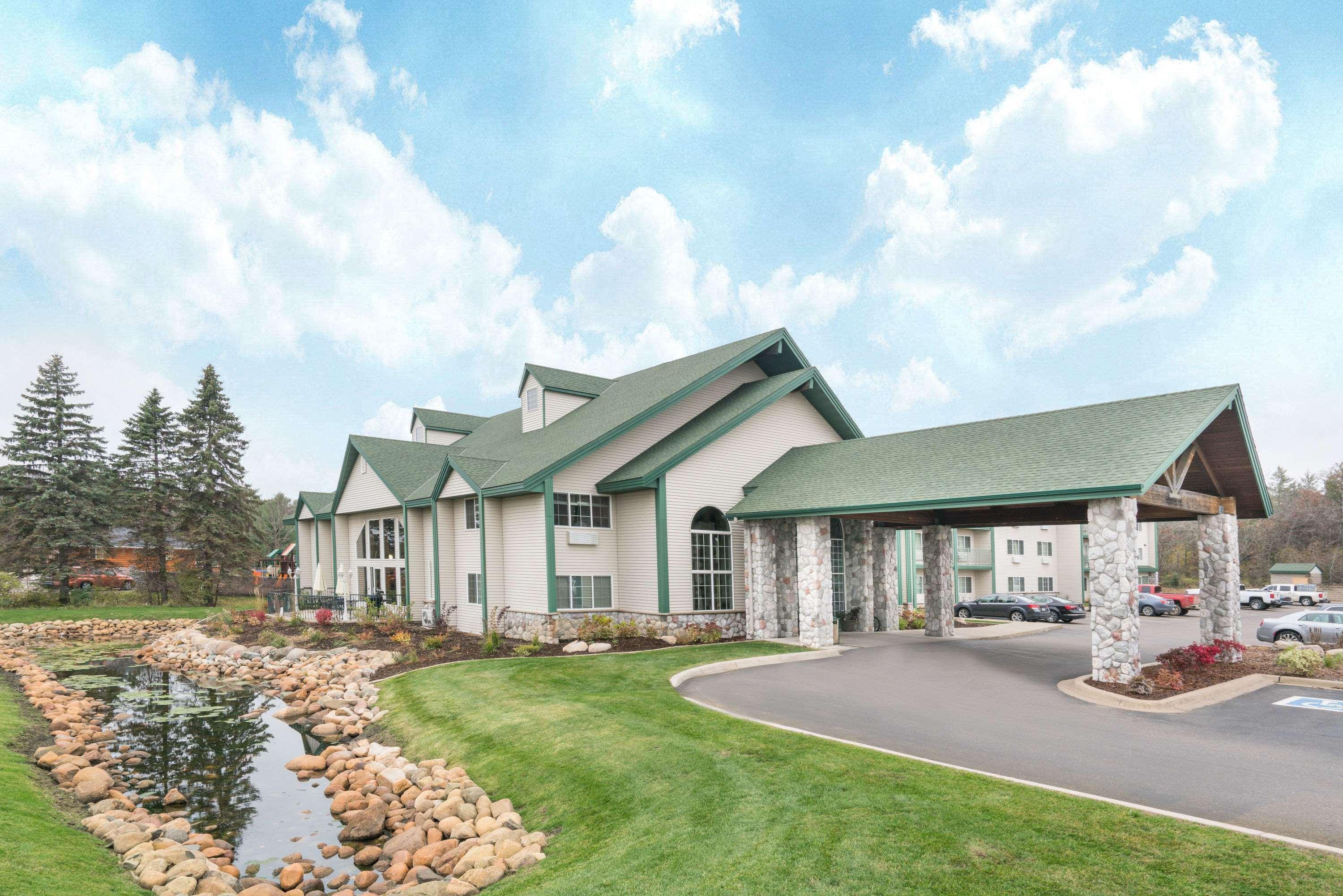 Vista Exterior Baymont by Wyndham Baxter/Brainerd Area