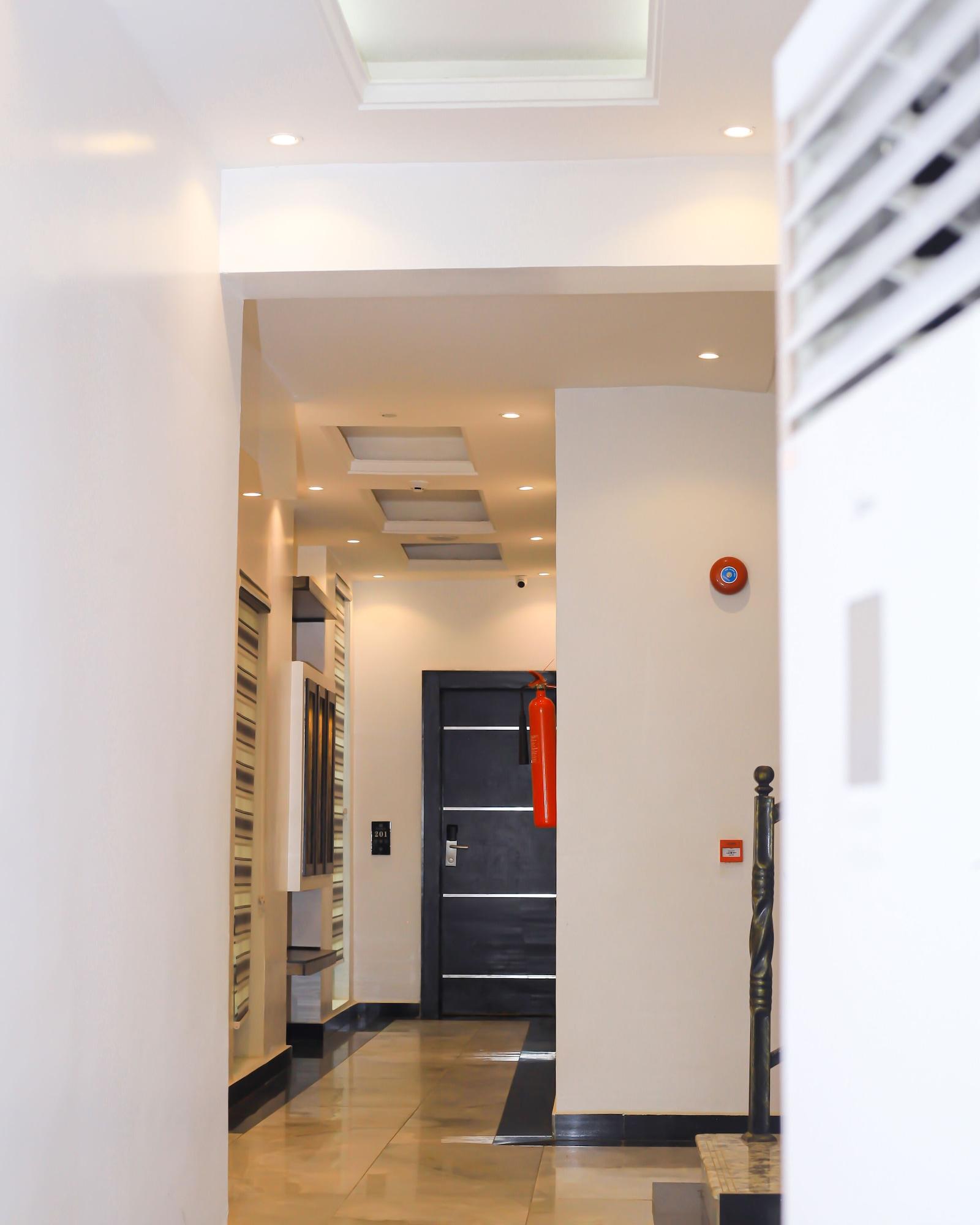 Varios Entrust Hotel and Suites