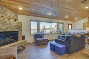 Alquiler Vacacional - Hines Vacation Rental w/ Grill: Walk to Lake!