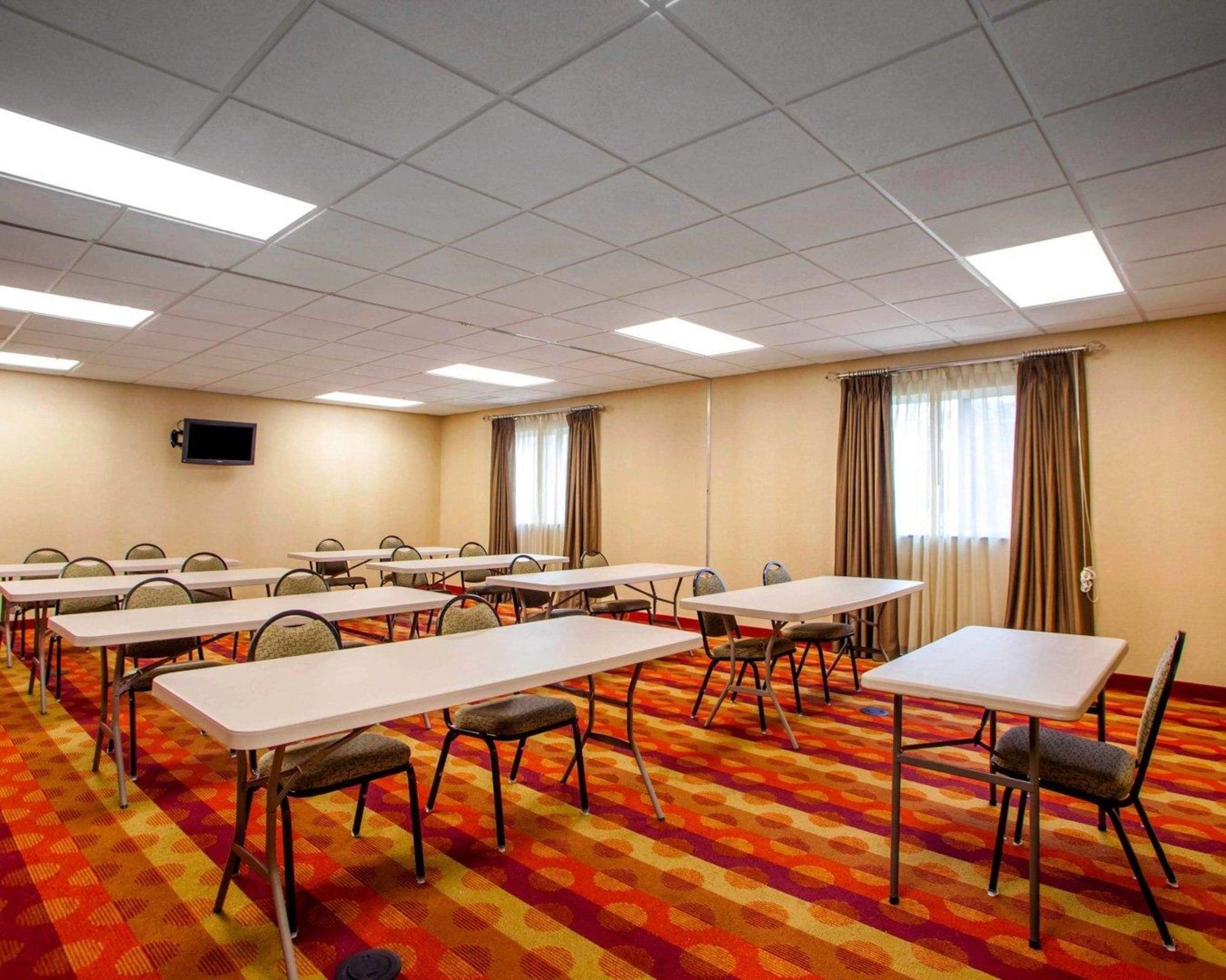 Sala de Reuniones Suburban Studios Cedar Falls