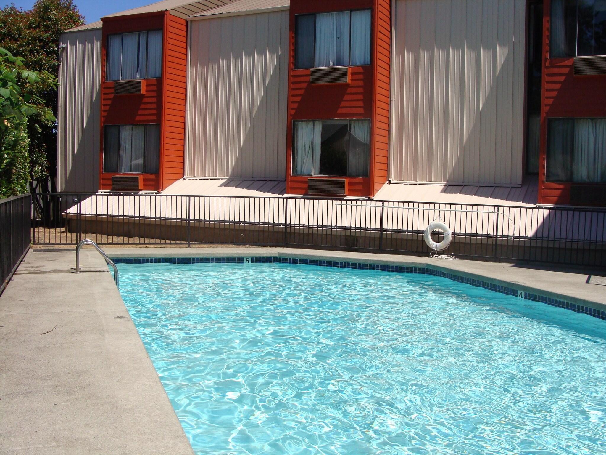 Vista Piscina Studio 6 Portland, OR