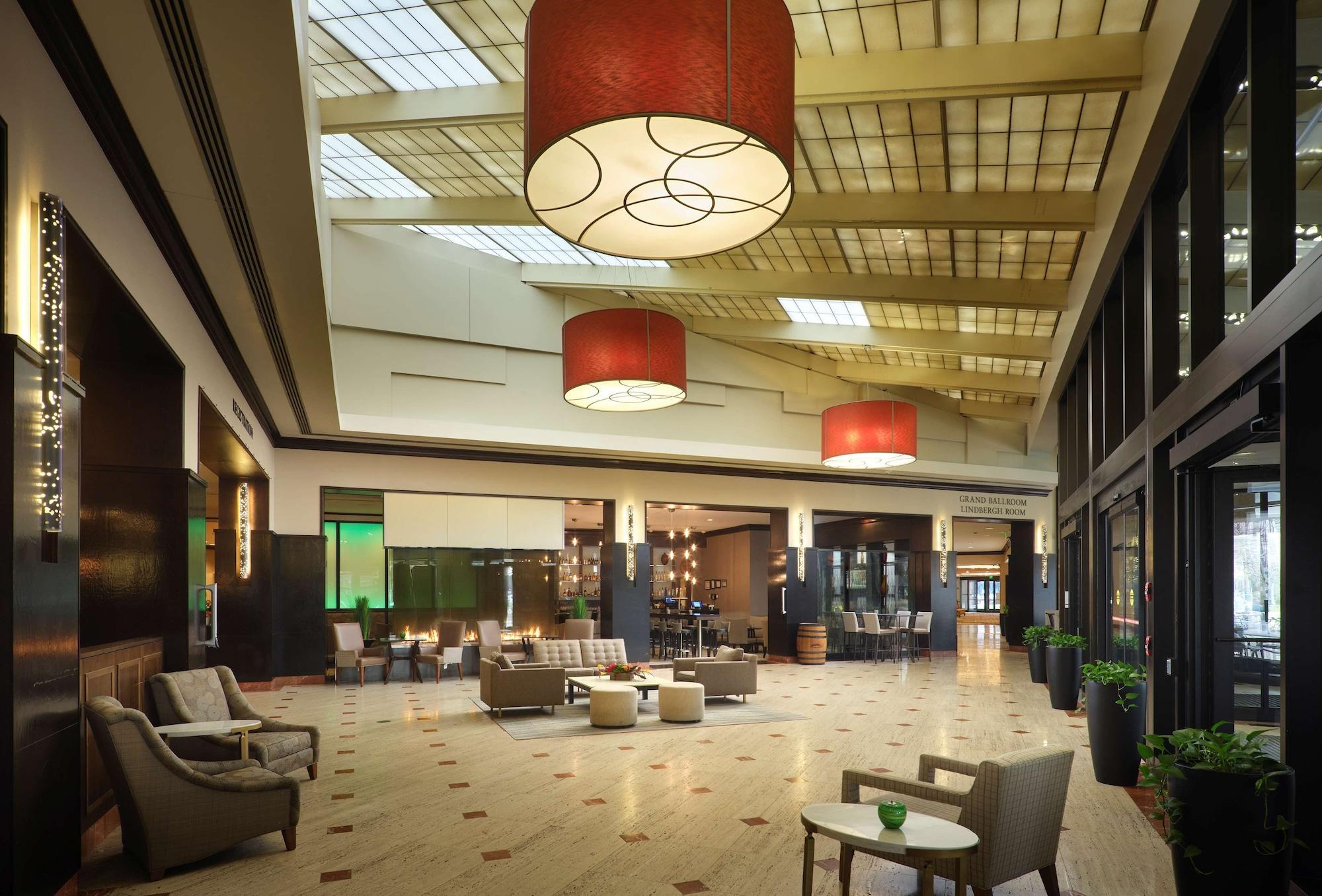 Vista Lobby Hilton Rosemont Chicago O'Hare