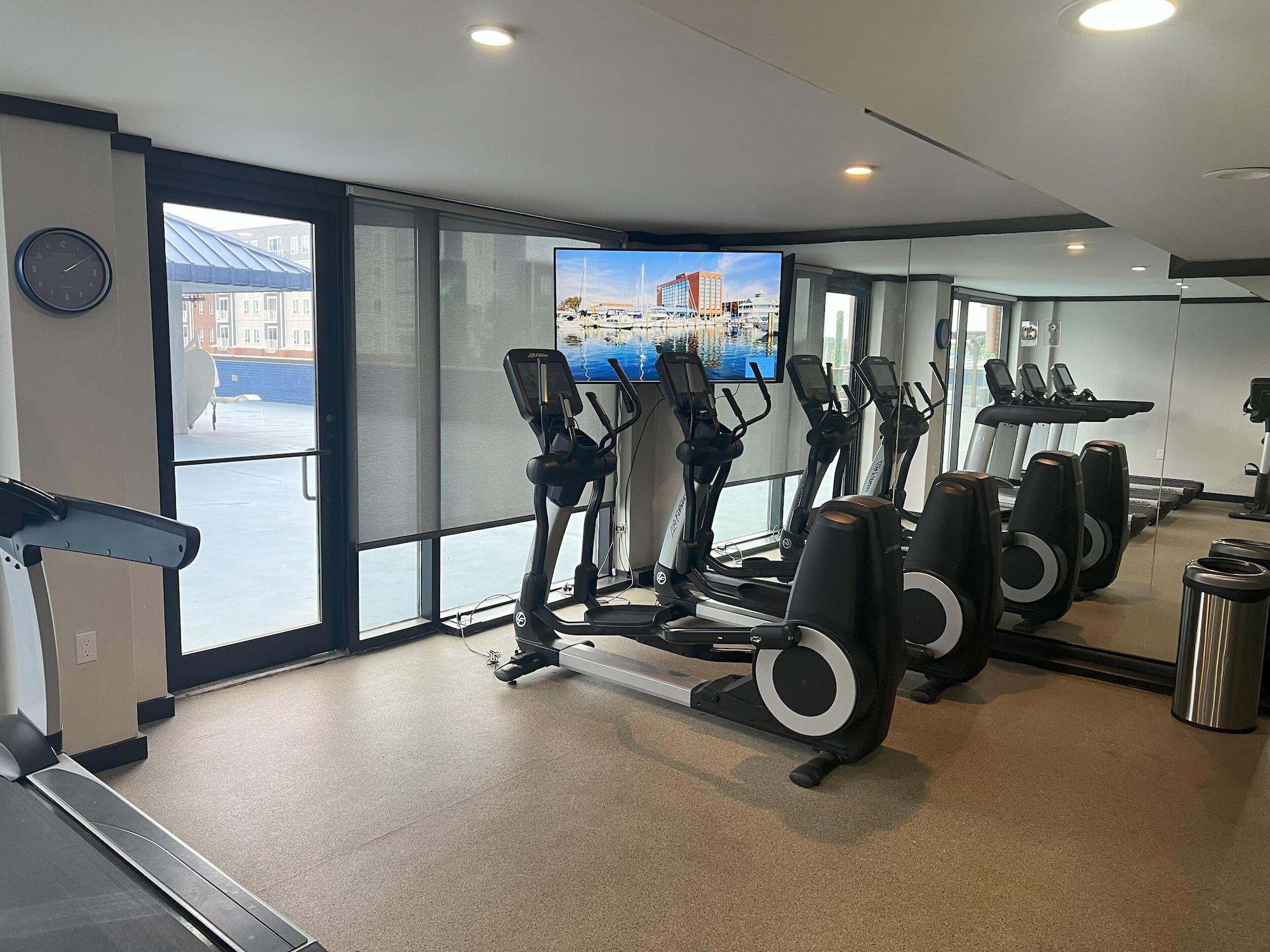 Gimnasio The Landing at Hampton Marina, Tapestry Collection by Hilton