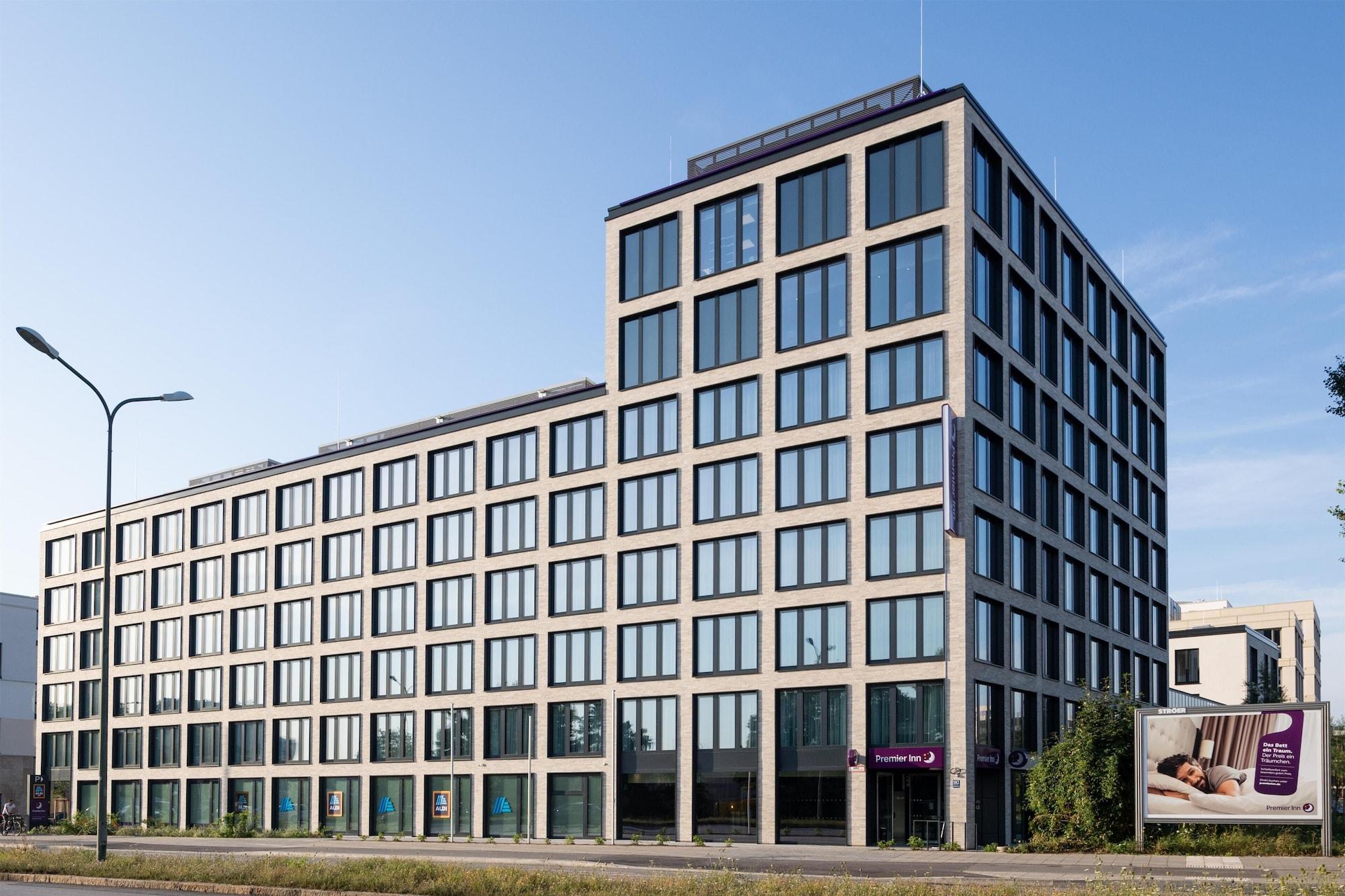 Vista Exterior Premier Inn München City Schwabing