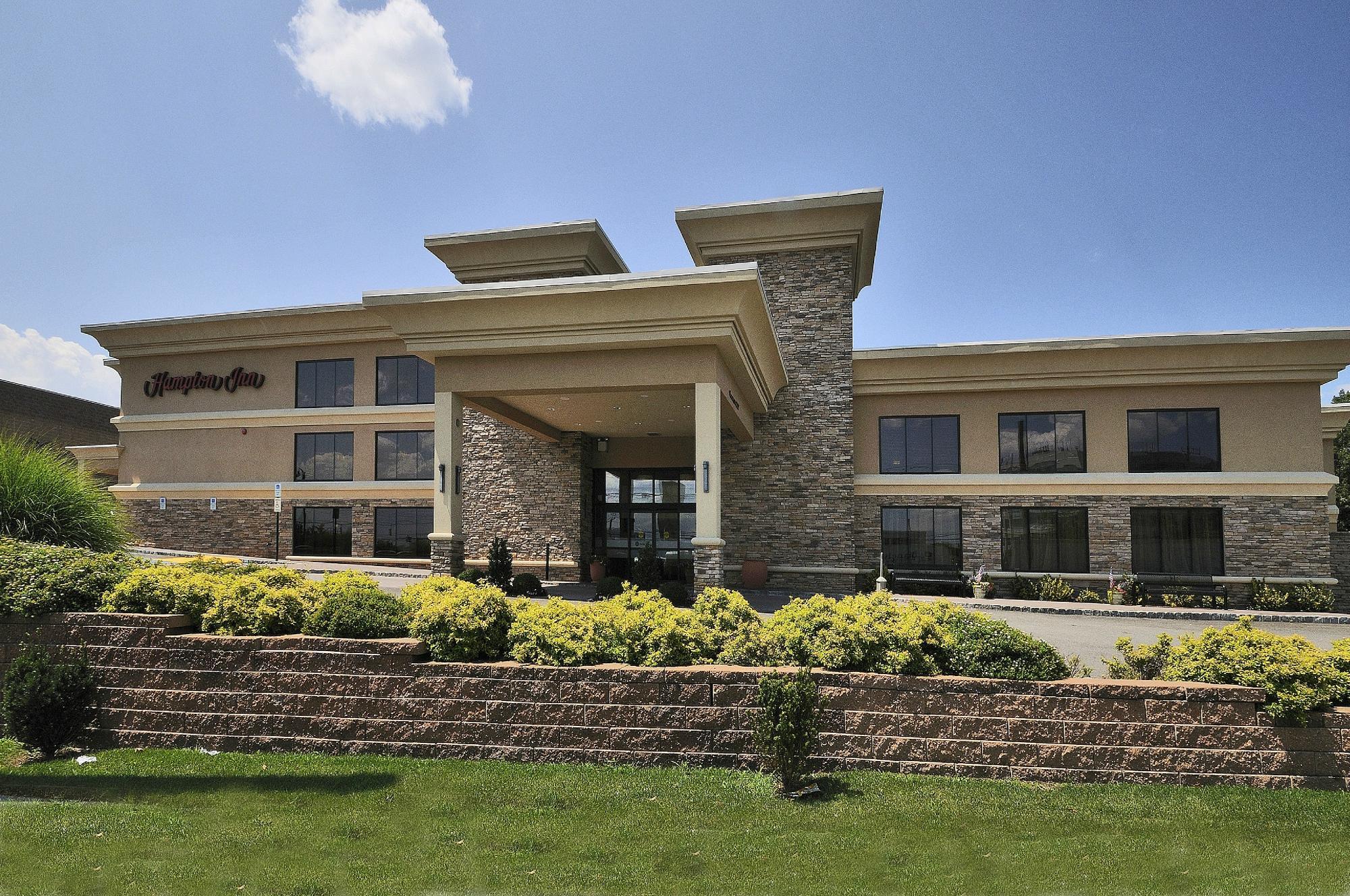 Vista da fachada Hampton Inn Jericho - Westbury