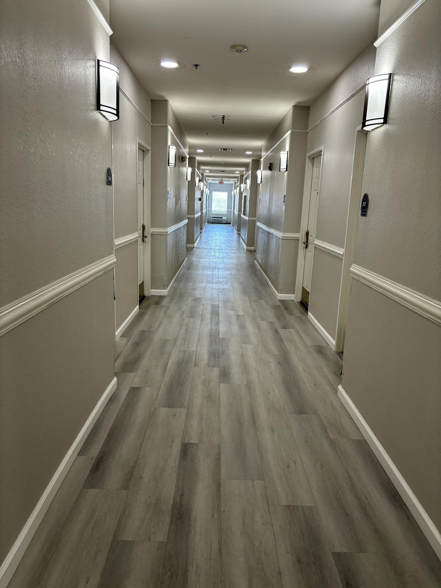 Varios Deluxe 6 Inn & Suites