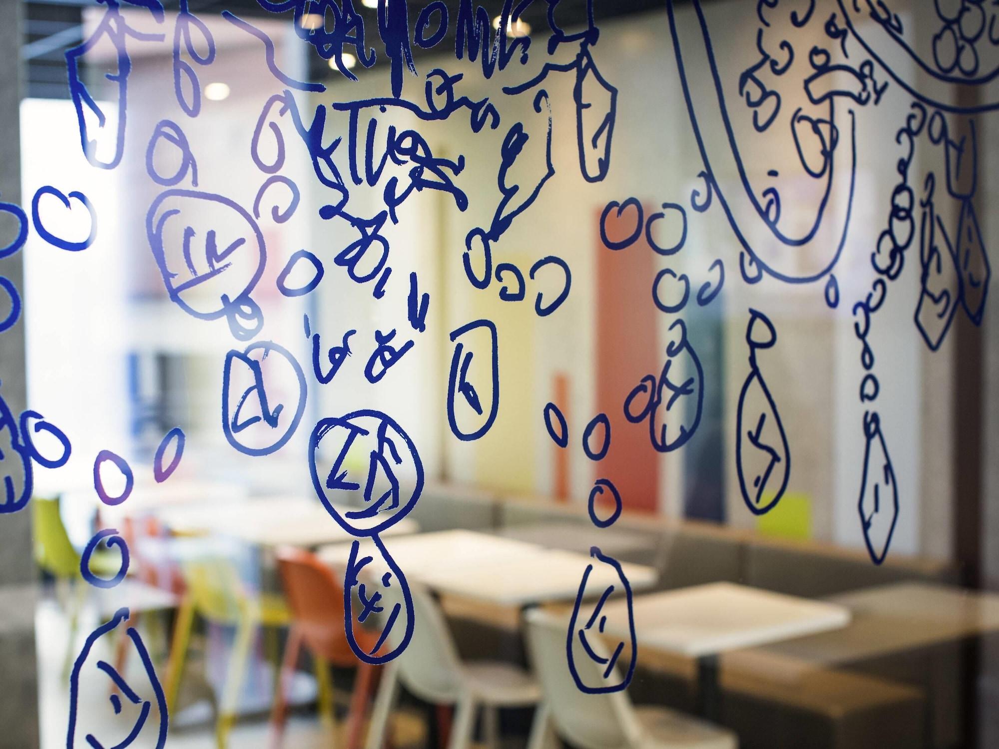 Vista Exterior ibis budget Saint Quentin en Yvelines Velodrome