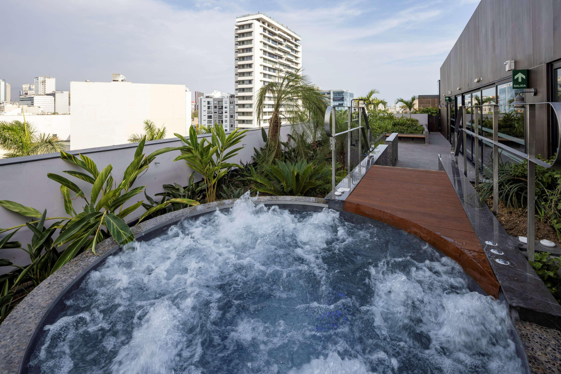 Vista Piscina Doubletree By Hilton Lima San Isidro