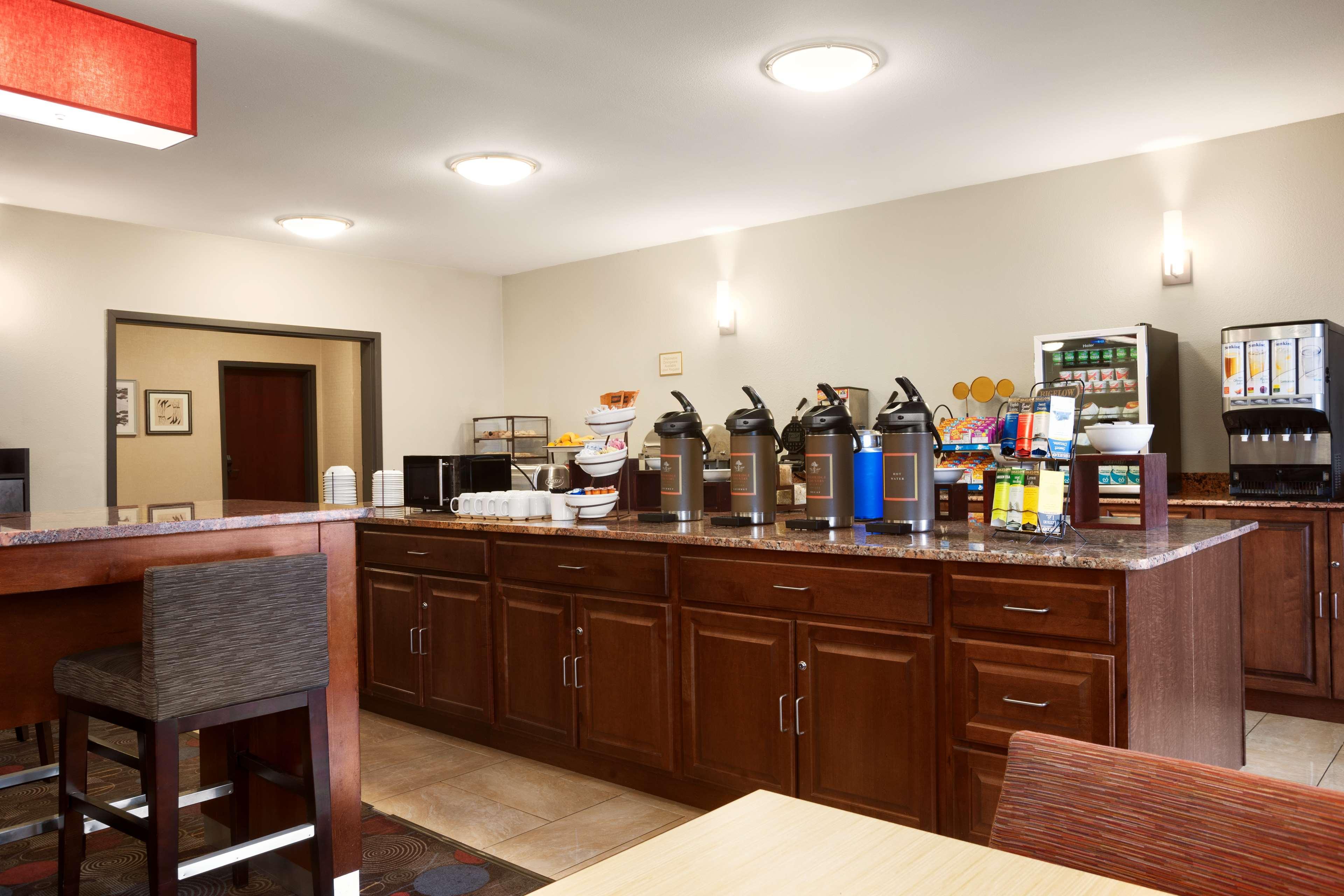 Restaurant Country Inn & Suites by Radisson, Dearborn, MI