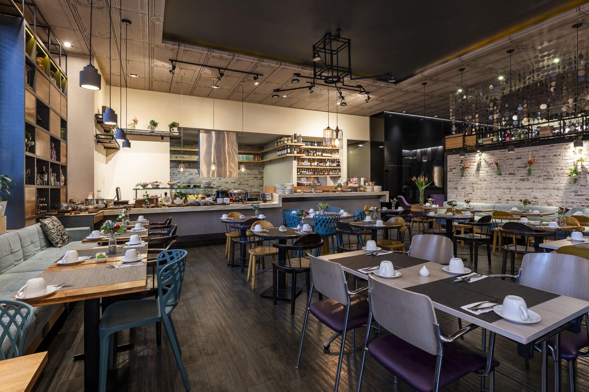 Restaurant 100 Luxury Suites by Preferred