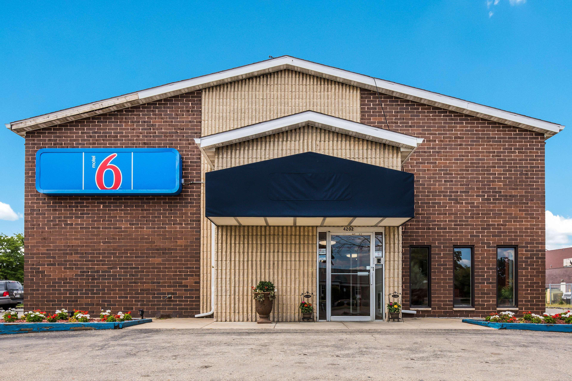 Vista Exterior Motel 6 Madison, WI - East