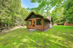 Alquiler Vacacional - Cardinal Pines Cabin on 8 Acres - Dog Friendly!