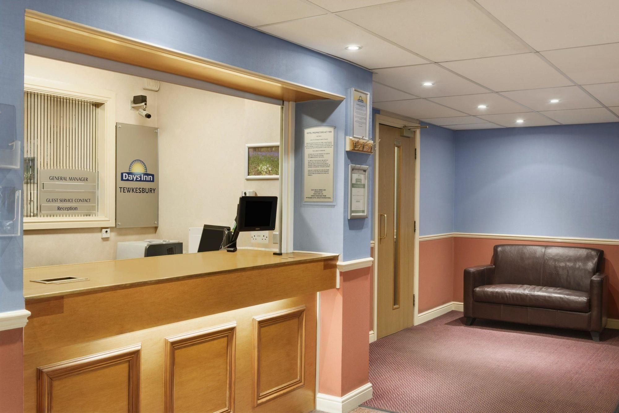 Vista Lobby Days Inn by Wyndham Tewkesbury Strensham