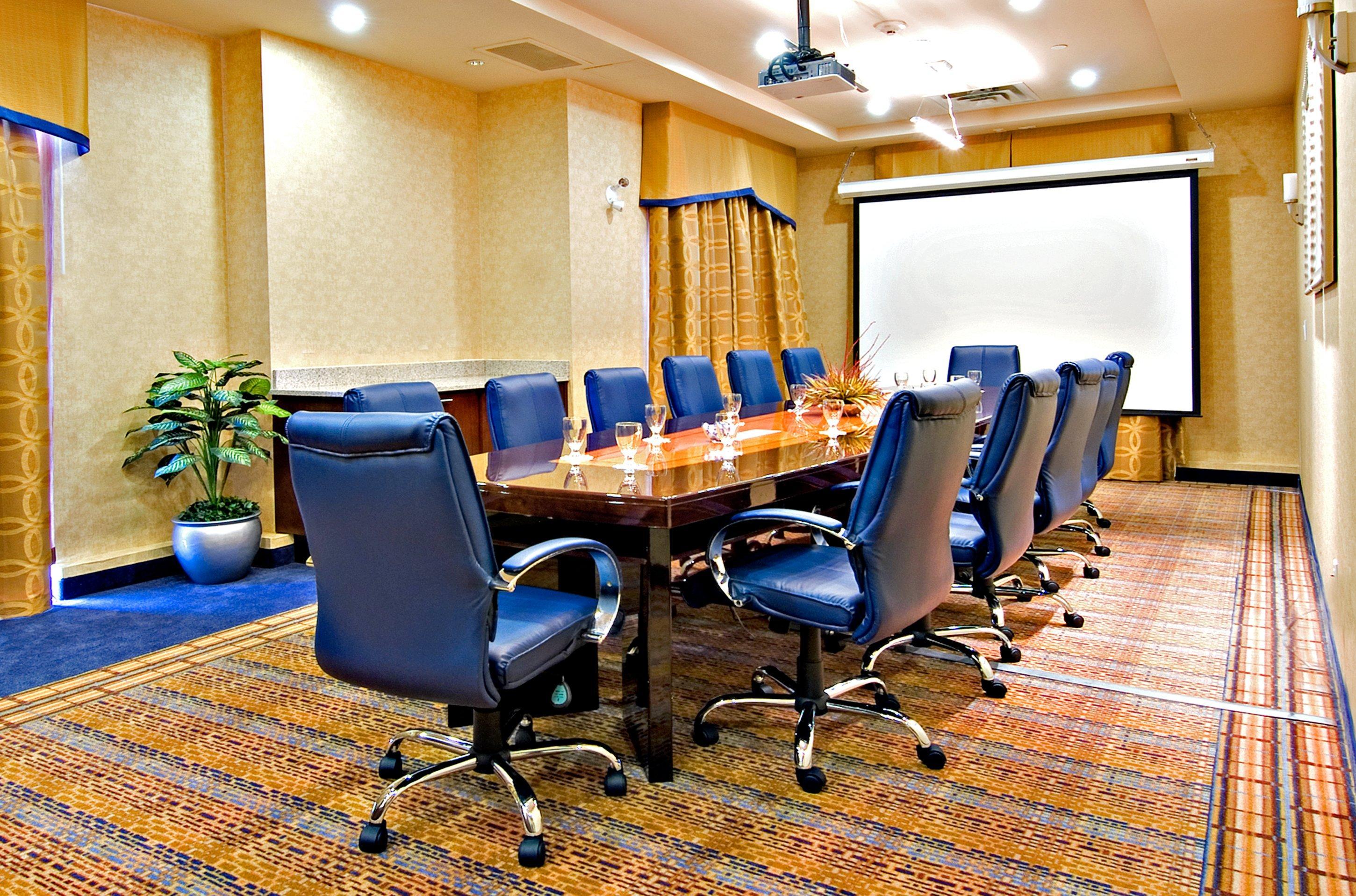 Centro de Negocios Holiday Inn Express & Suites Riverport