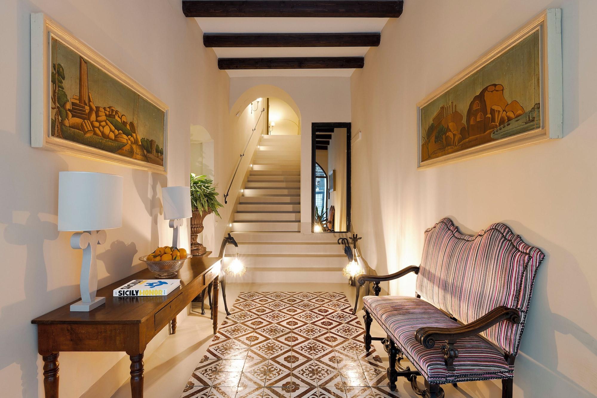 Varios Palazzo Arone dei Baroni di Valentino
