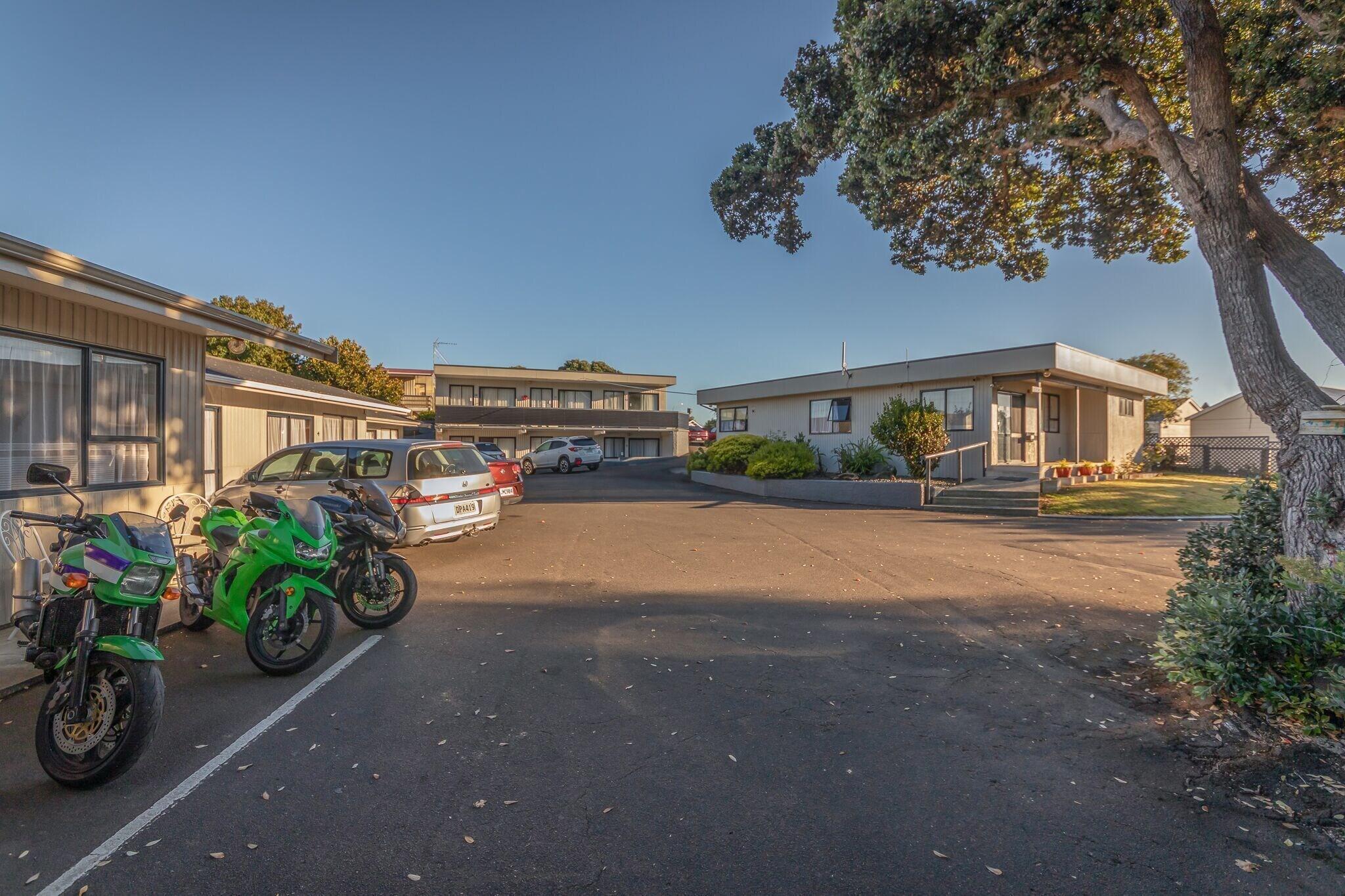 Varios Fiesta Court Motel