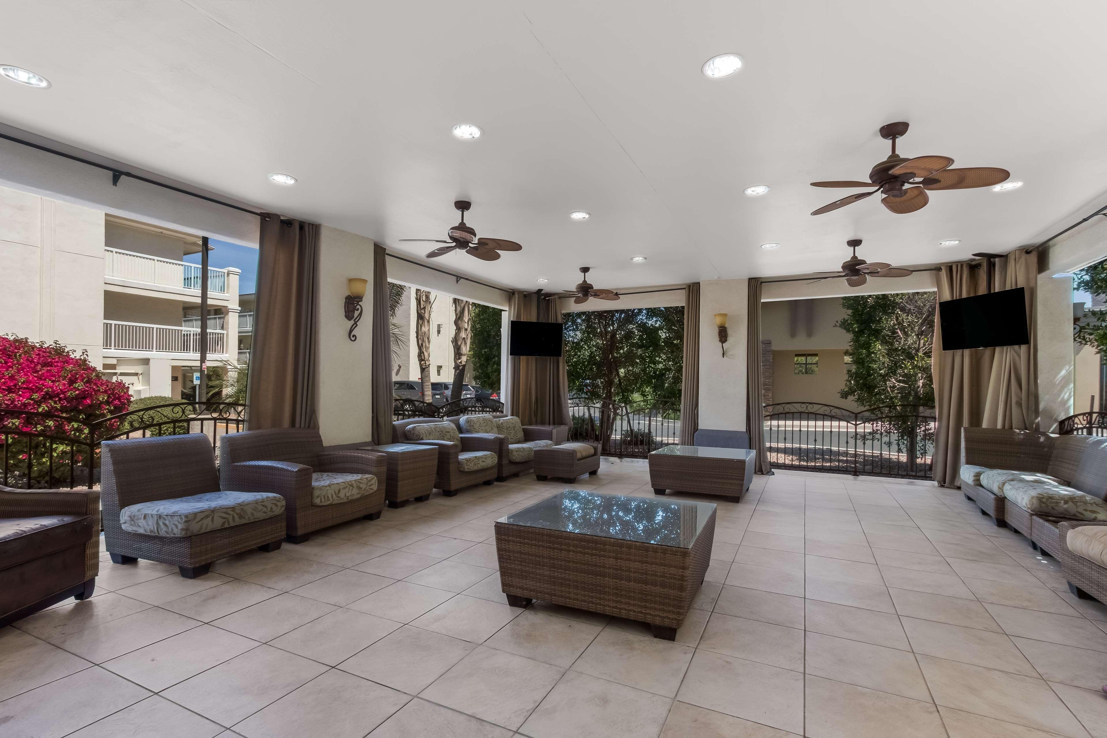 Bar/Salón SureStay Plus Hotel by Best Western Tempe University