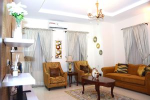 Alojamiento - Rightgate Hotel & Suites