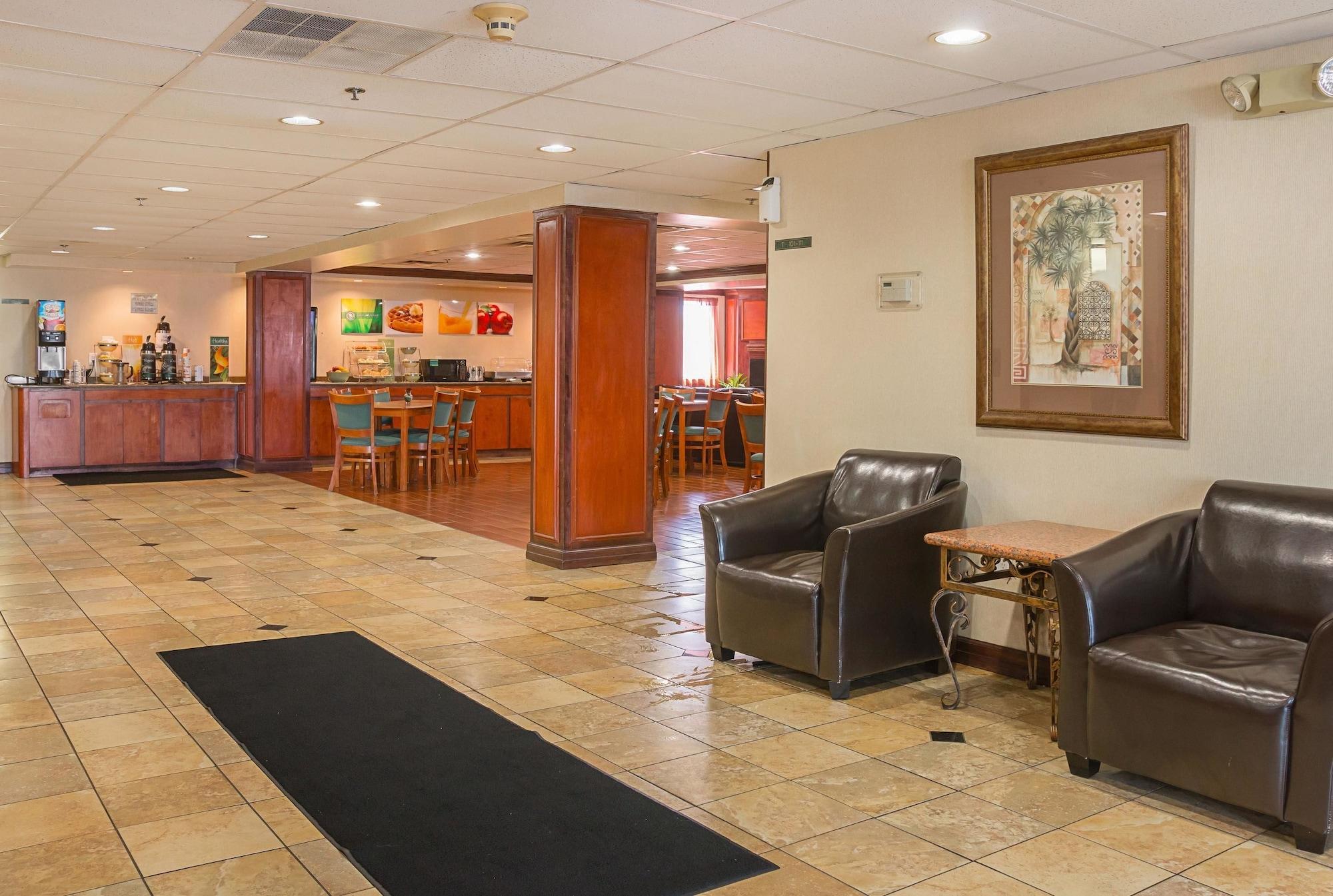 Vista Lobby Quality Inn & Suites Detroit Metro Airport