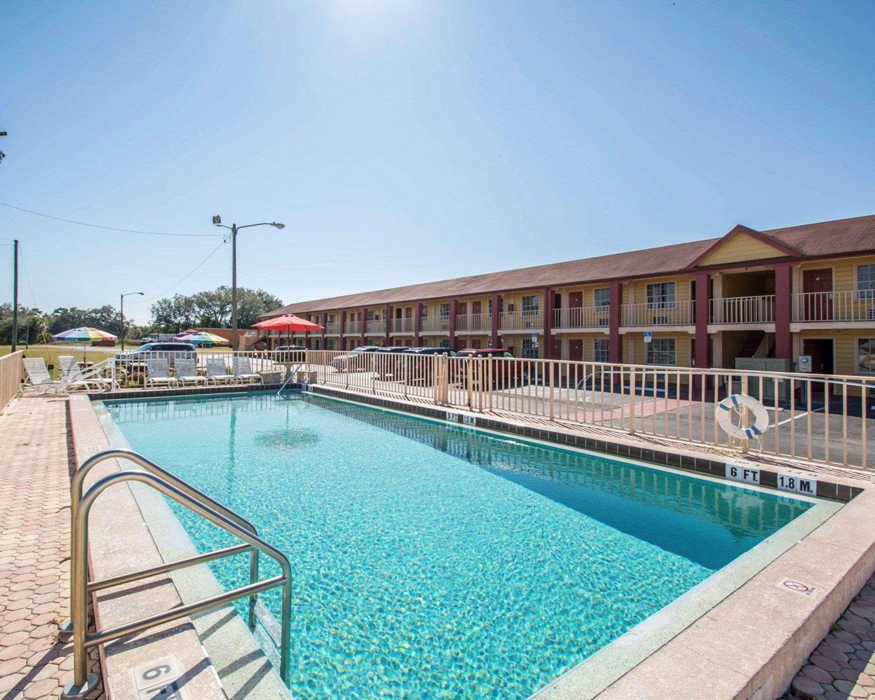 Playa Econo Lodge Inn & Suites Maingate Central
