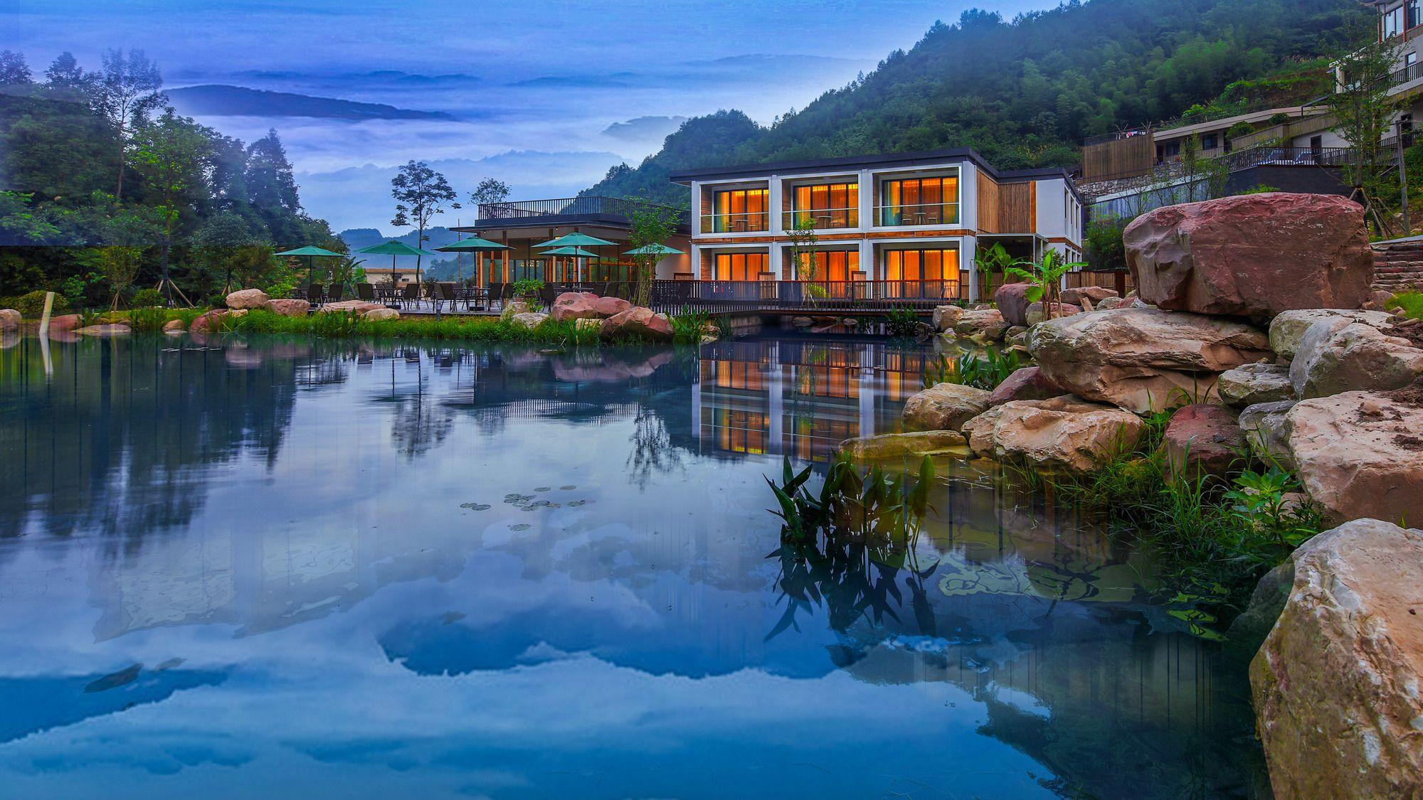 Varios Homeward Mountain Hotel