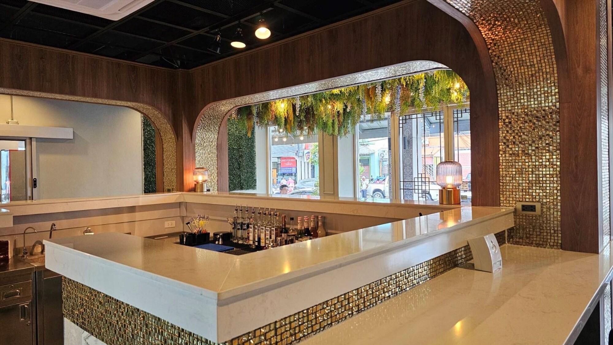 Bar/Salón Montree Phuket Hotel