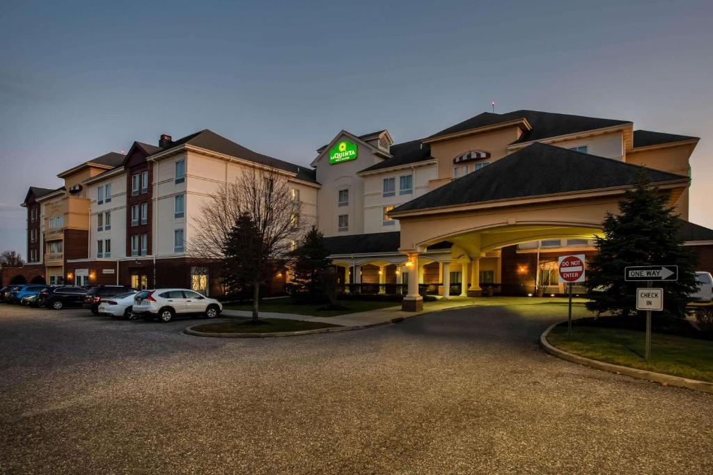 Vista Exterior La Quinta Inn & Suites Islip