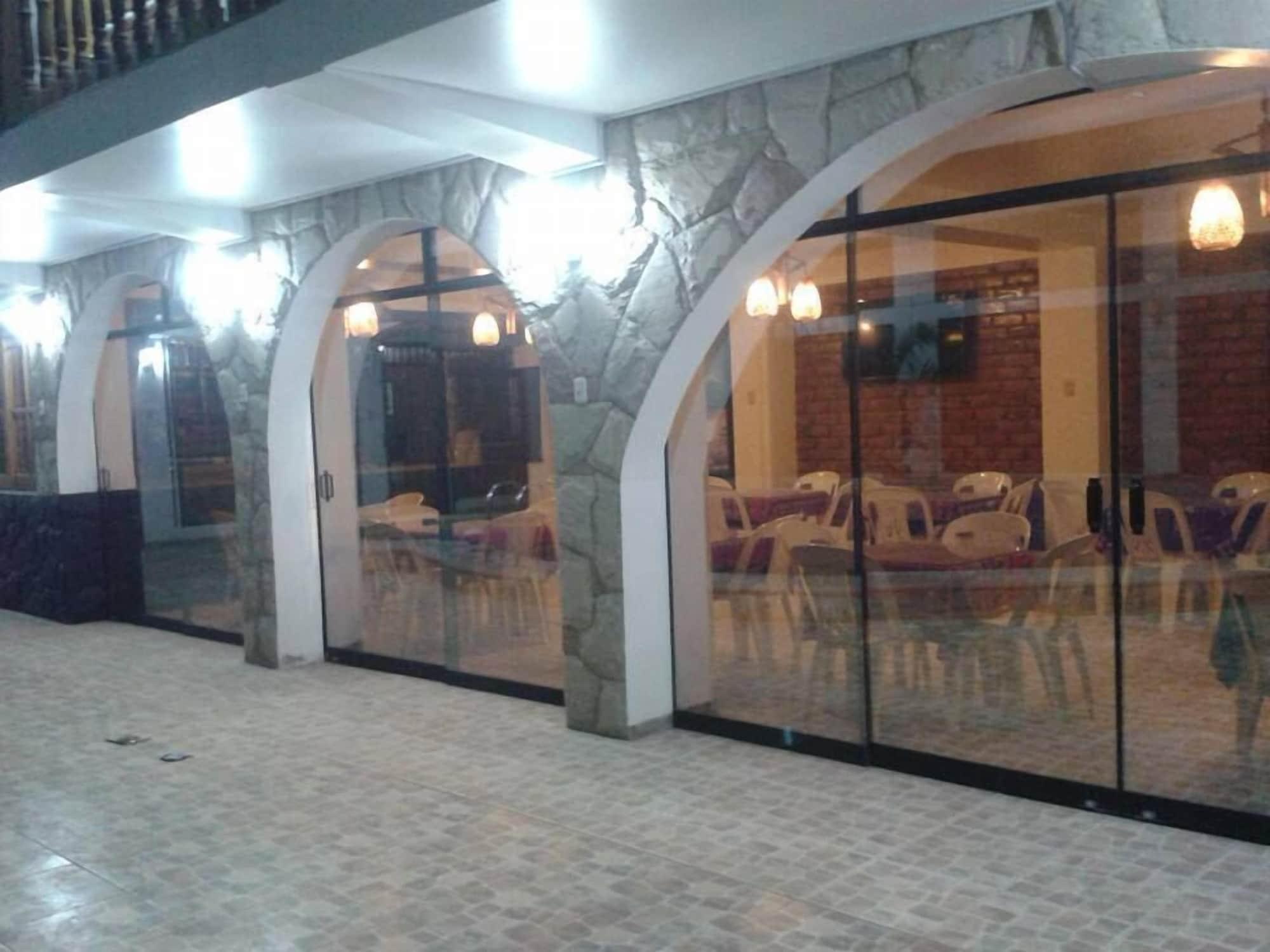 Vista Exterior Hotel & Restobar Karaoke Garchetti