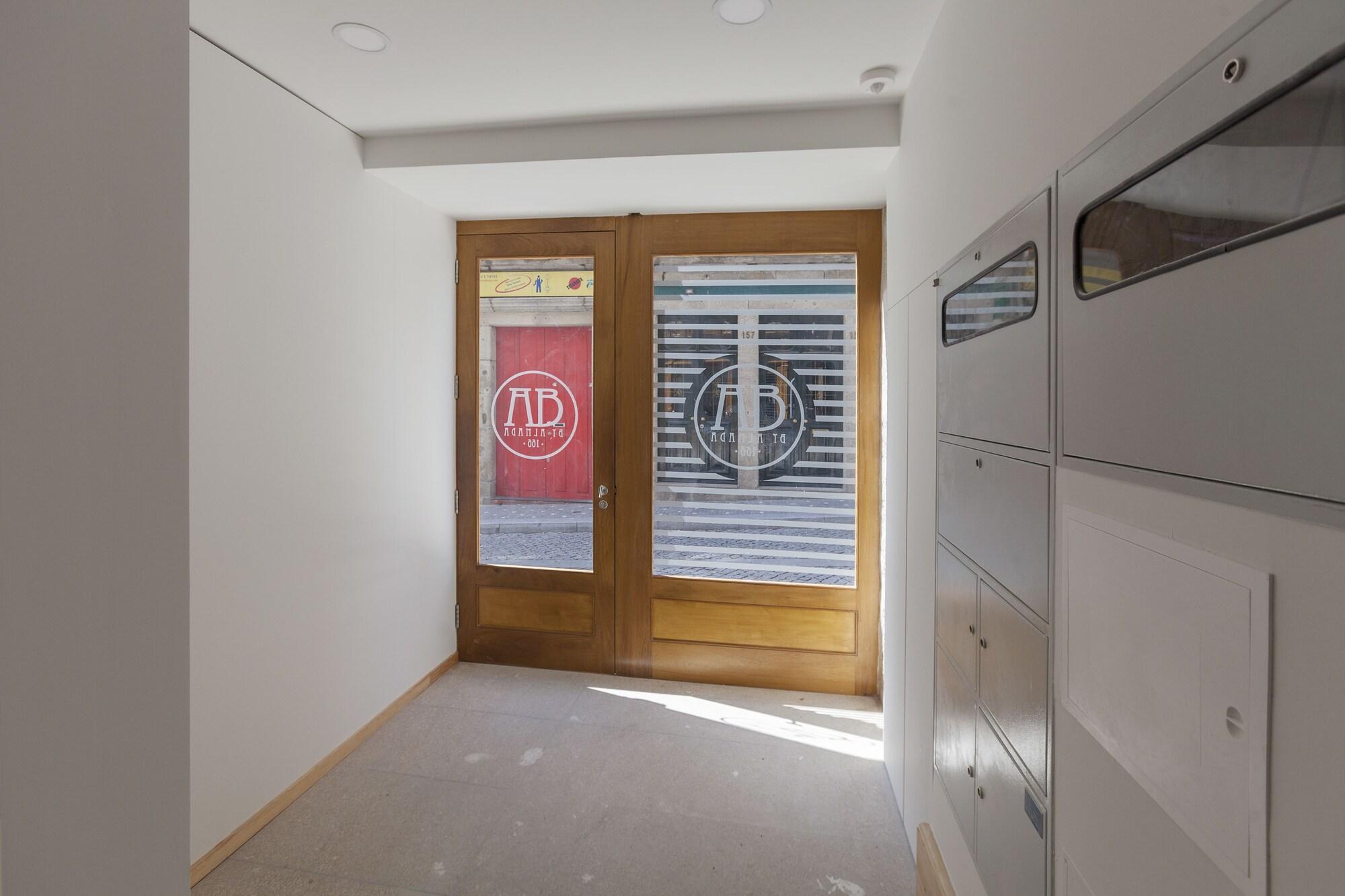 Vista Lobby Oporto Local Studios