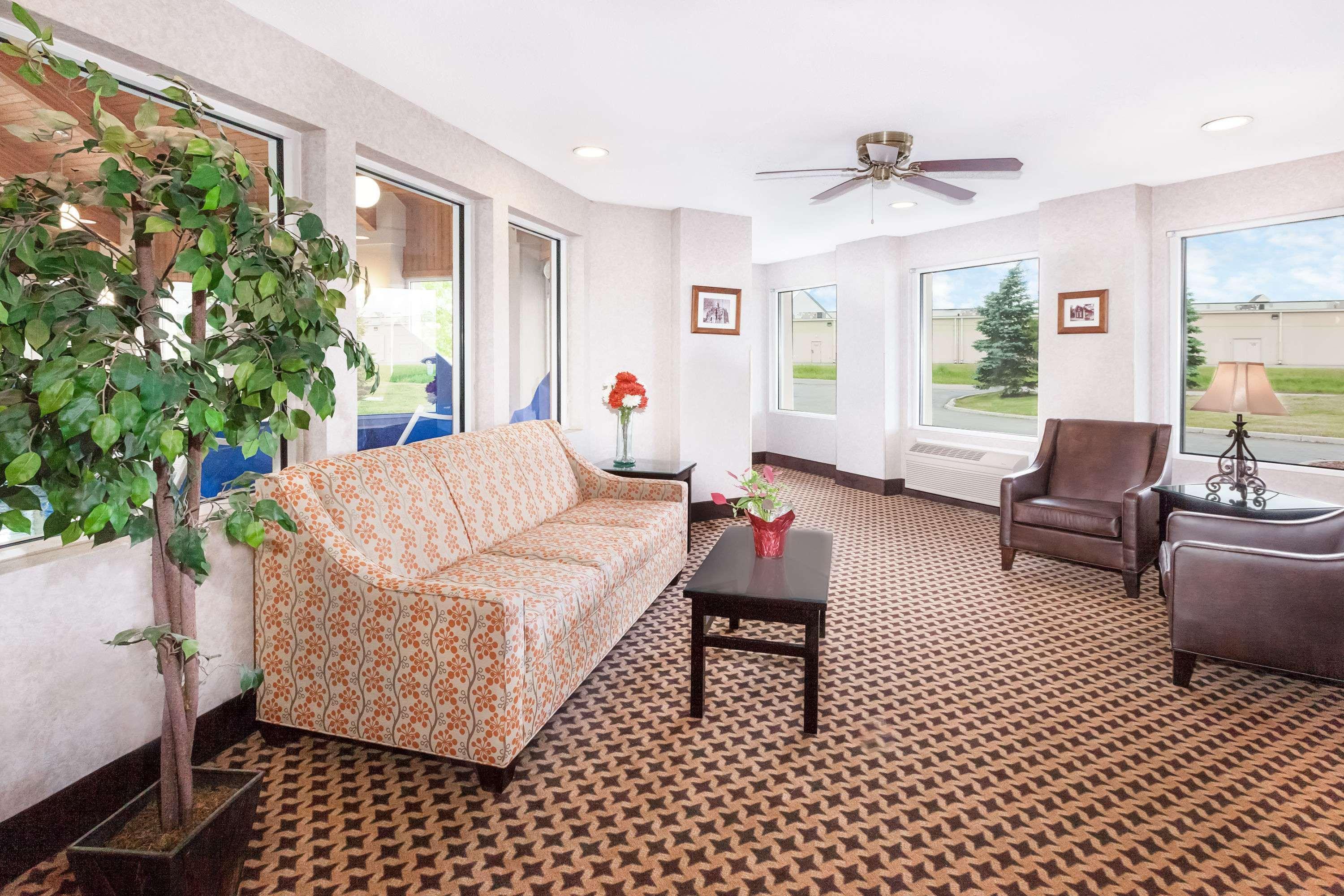 Vista Lobby Baymont by Wyndham Howell/Brighton