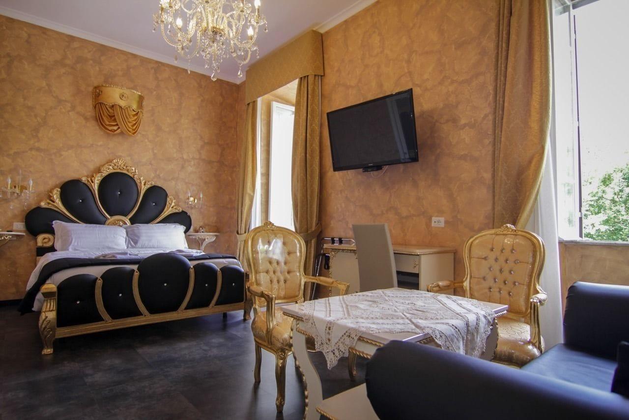 Varios Pope's Suites