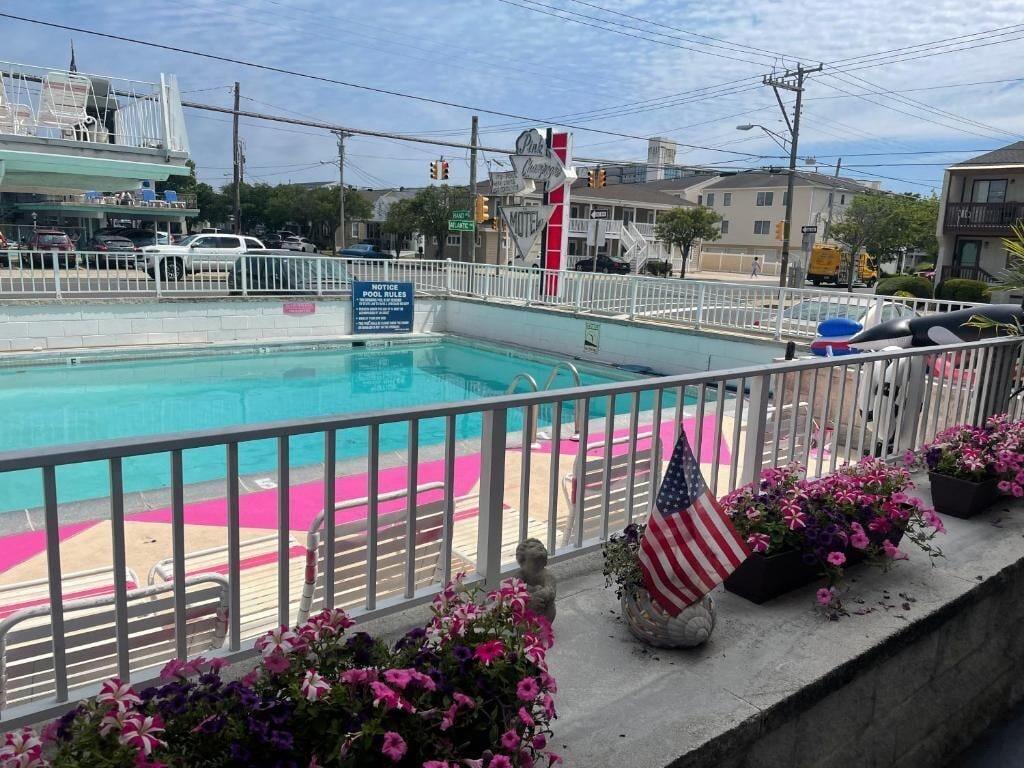 Vista Piscina Pink Champagne Boutique Motel