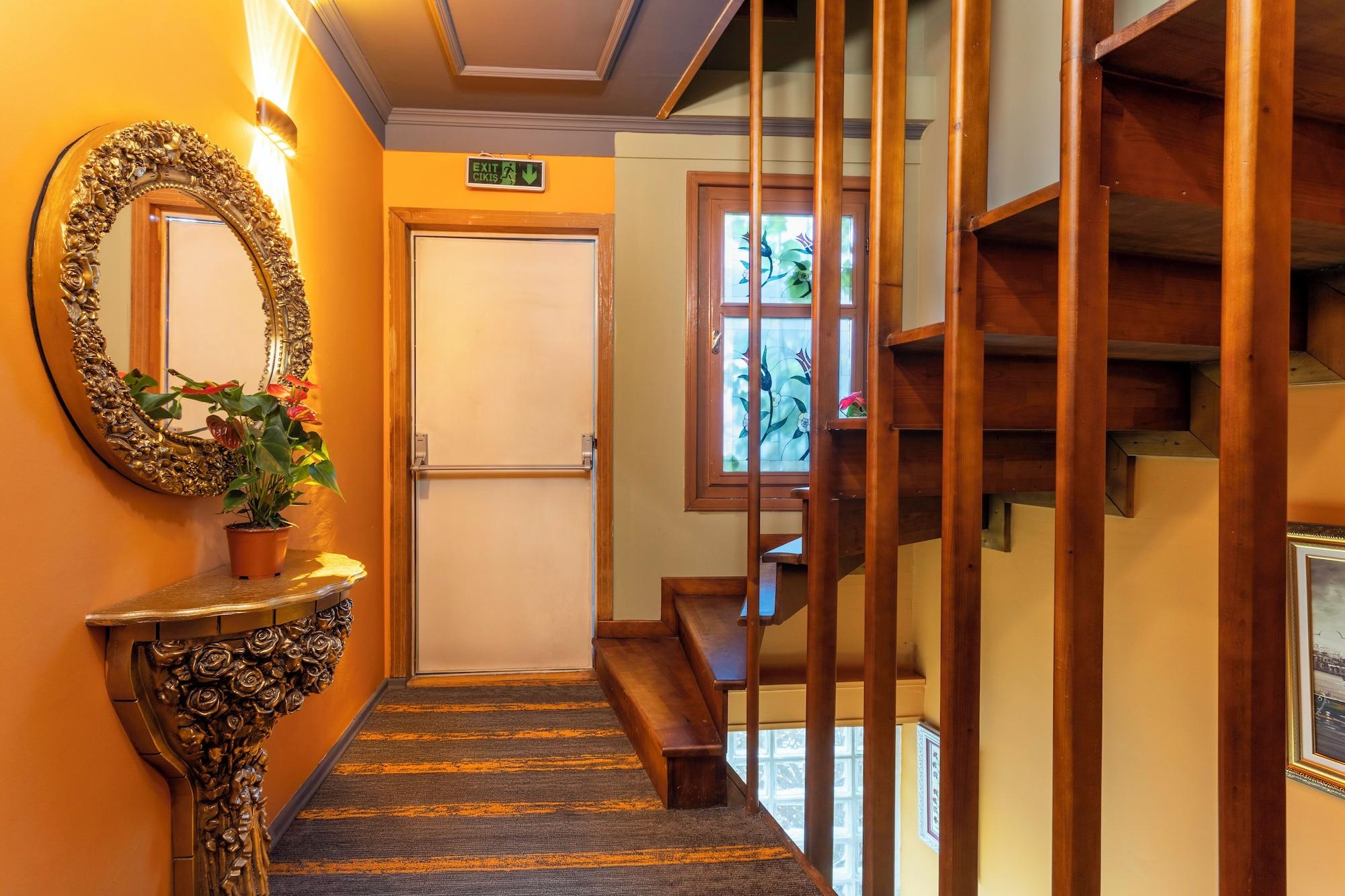 Varios Wonder Wood Hotel