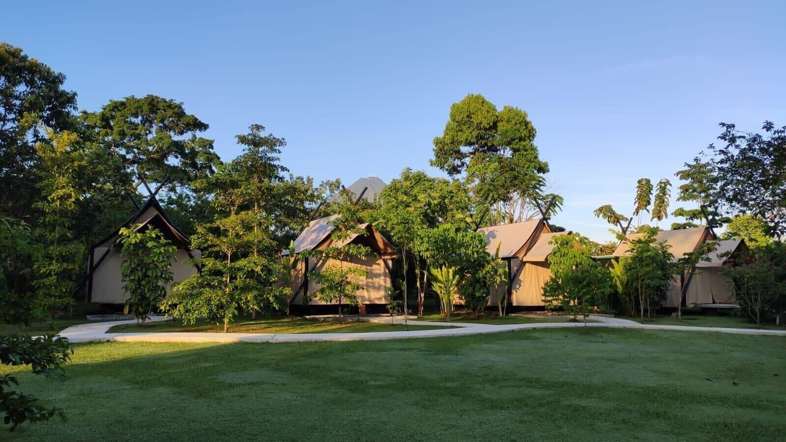 Vista Exterior Arenal Glamping