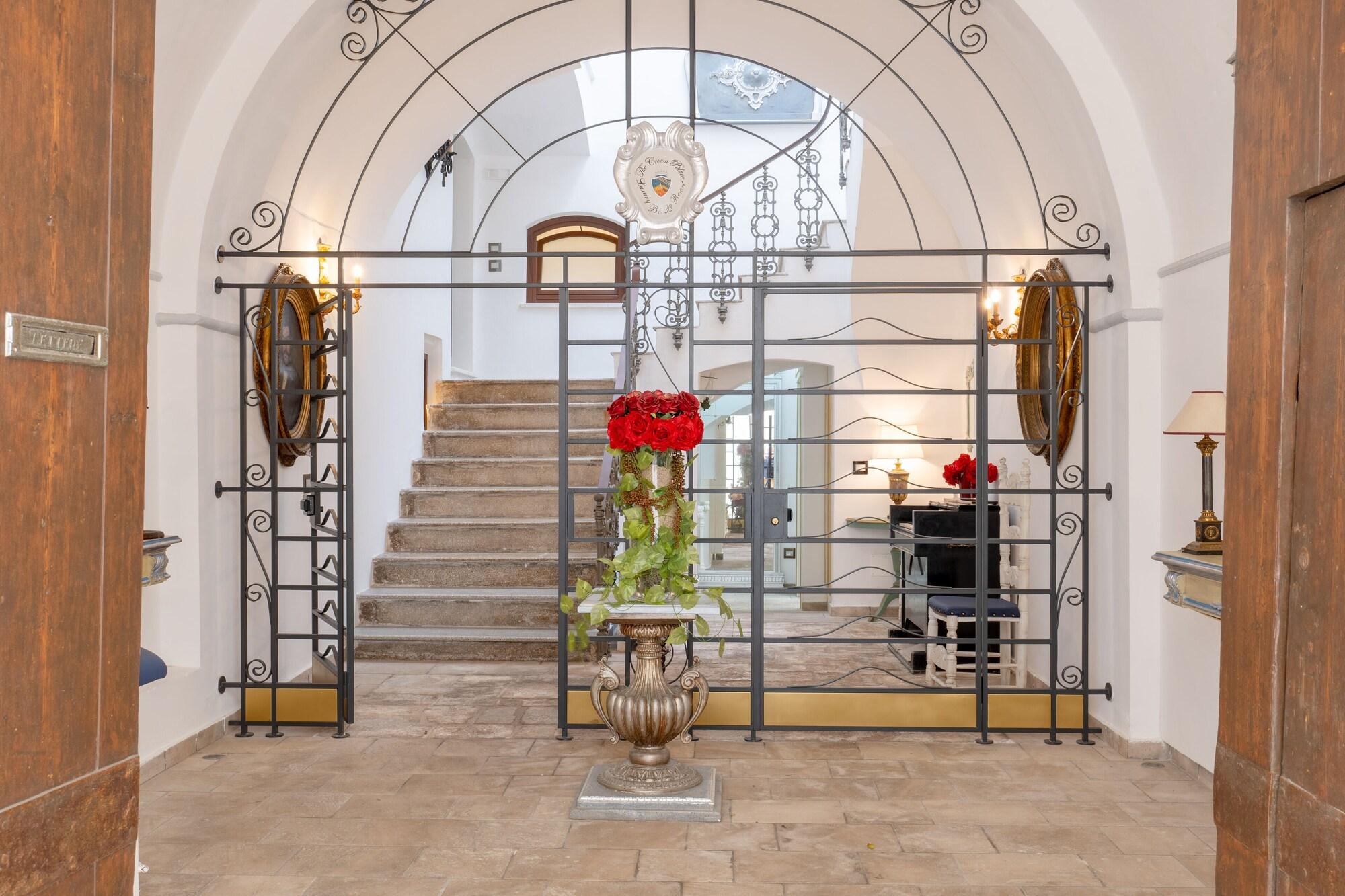 Varios The Crown Palace