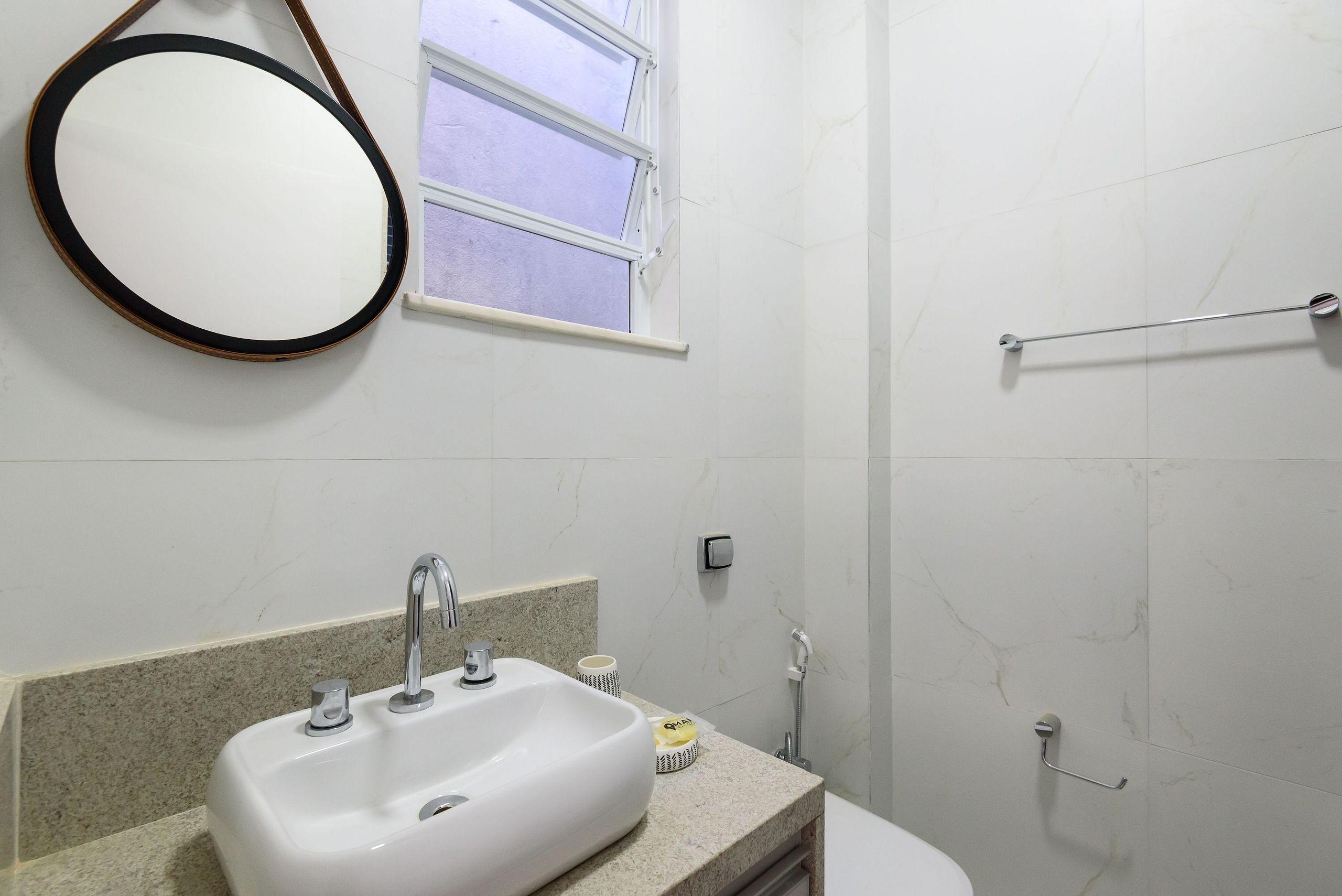 Baño Omar do Rio: Moderno Qto&Sala a 300m da Praia de Copacabana e 300m do Forte de Copacabana, c/ Internet 350mbps e Smart TV (RP 14/707)
