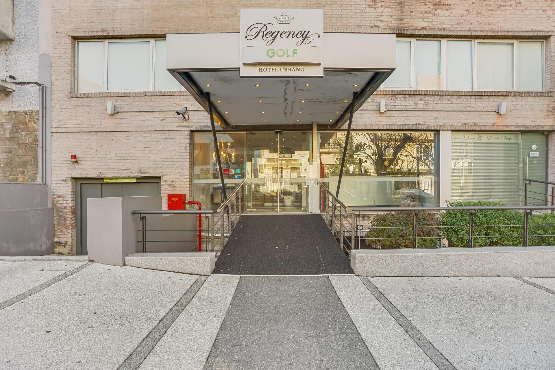 Vista Exterior Regency Golf Hotel Urbano