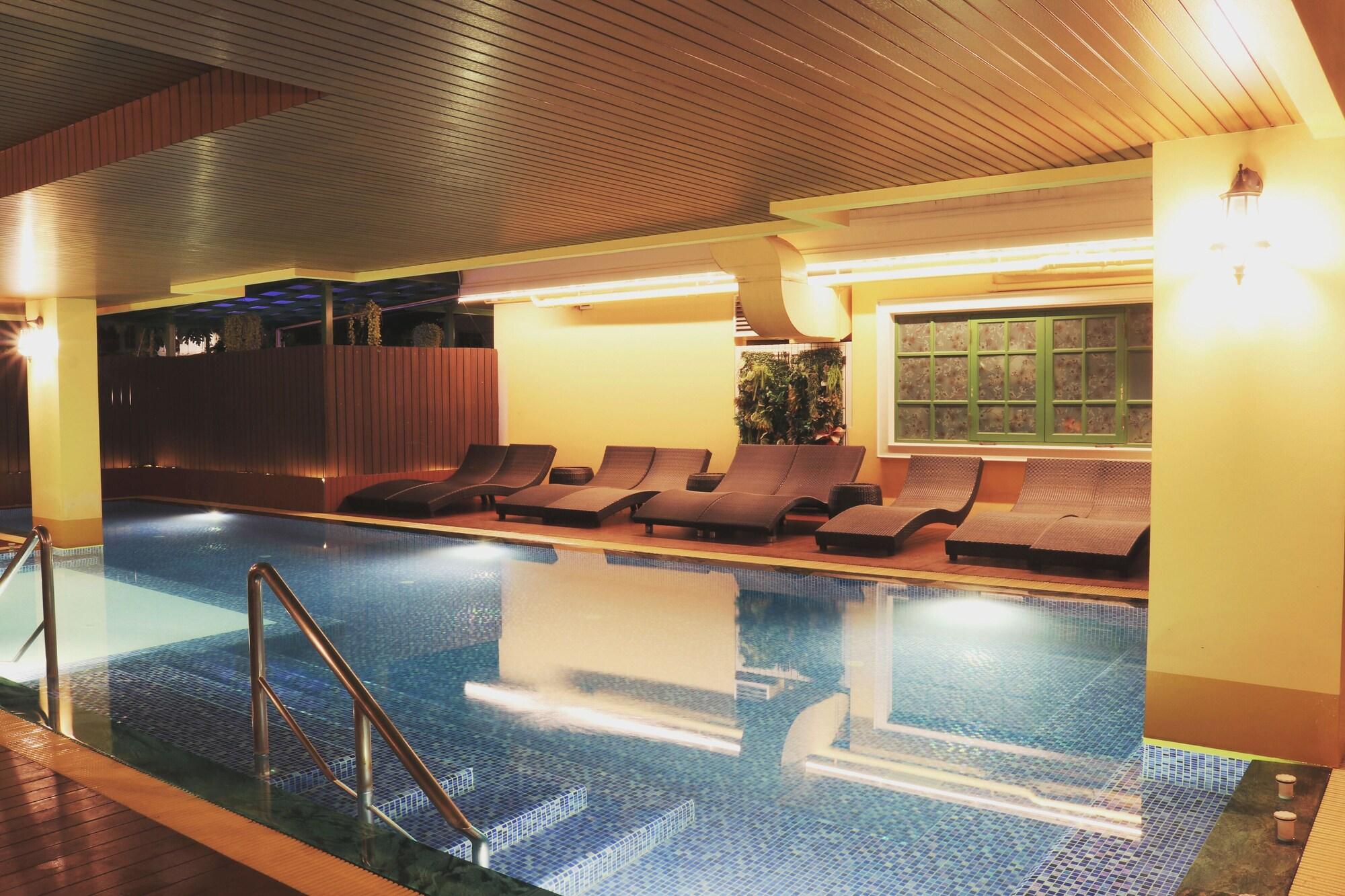 Vista Piscina Siri Ratchadamnoen Bangkok Hotel